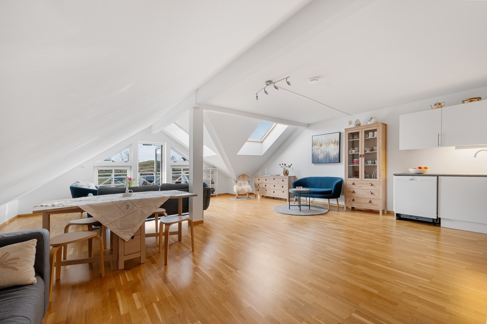 Gulv er av parkett og veggen er av malte plater. Galleribilde