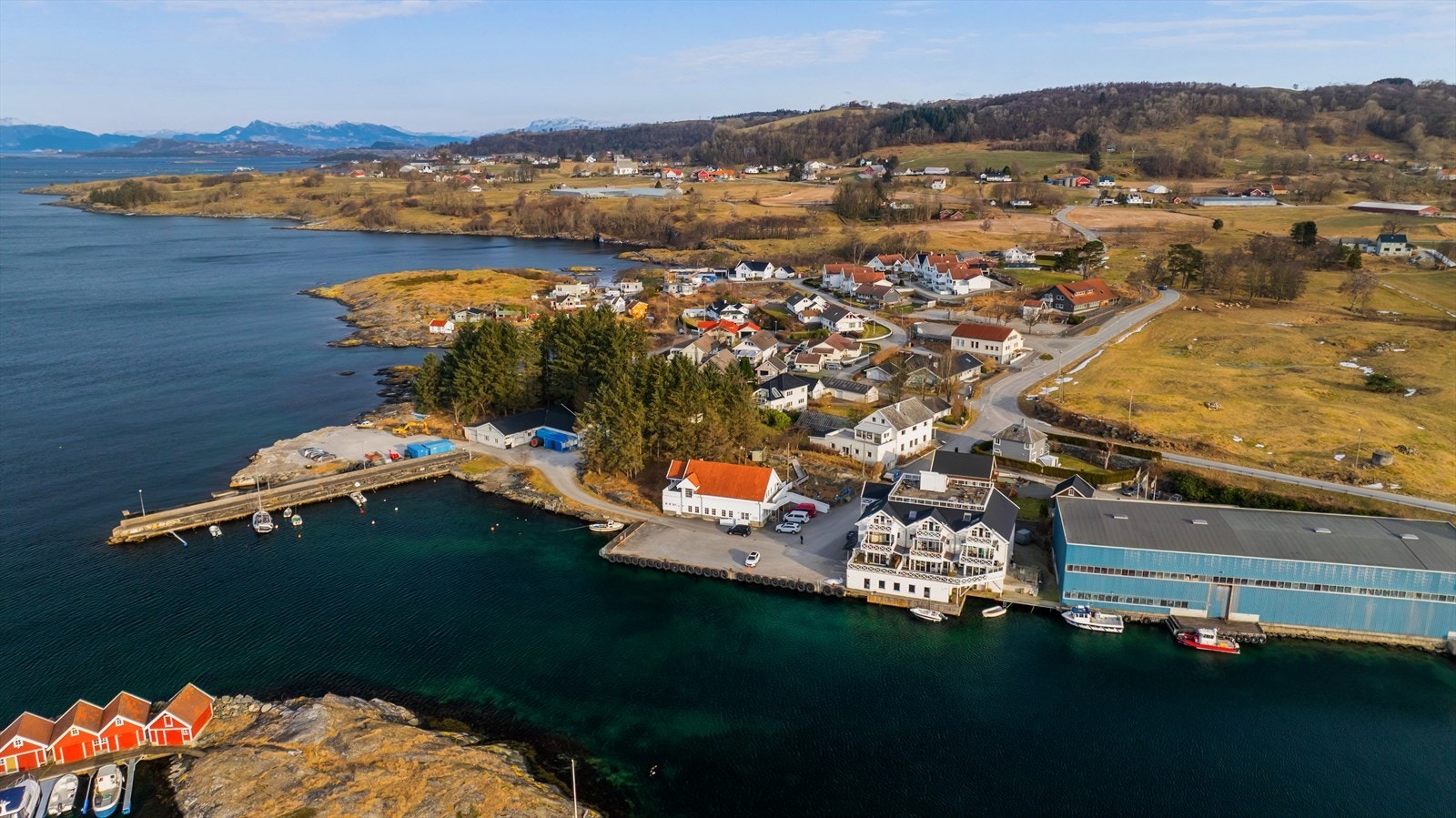 Stilren selveierleilighet plassert i idylliske omgivelser på Finnøy! Galleribilde