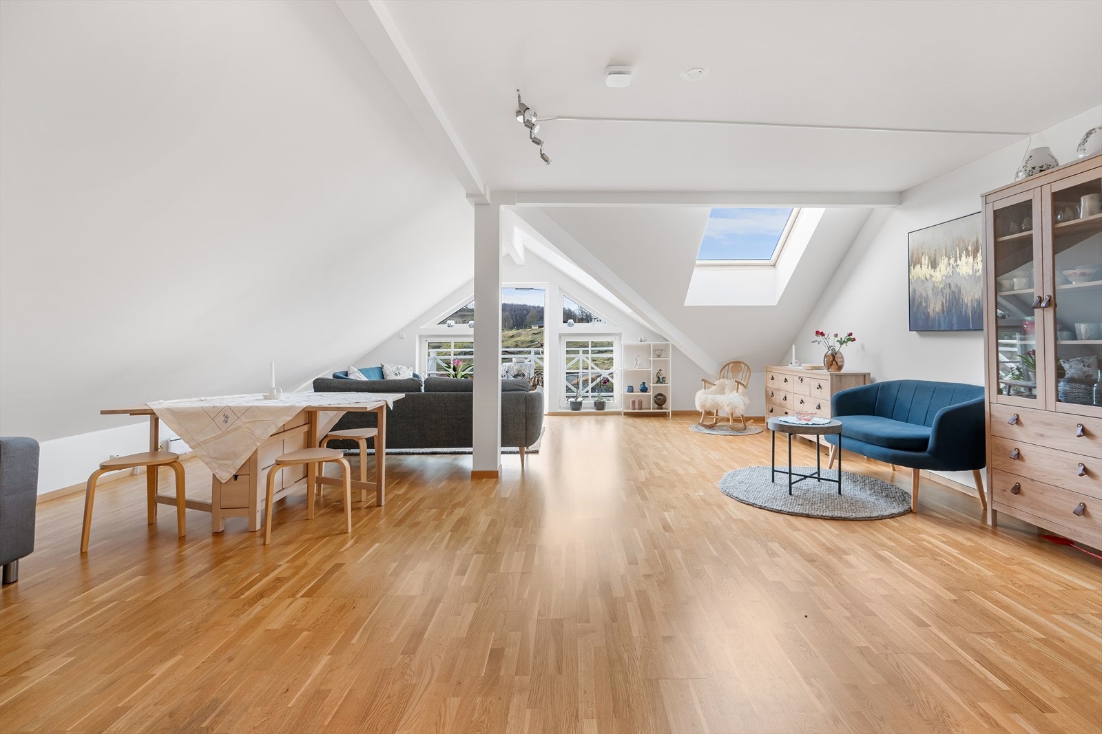 Lysmalt tak og vegger samt planløsning gir stuen et luftig inntrykk. Galleribilde