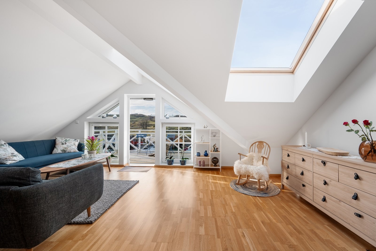 Takvindu som bidrar til lysinnslipp og en flott atmosfære Galleribilde