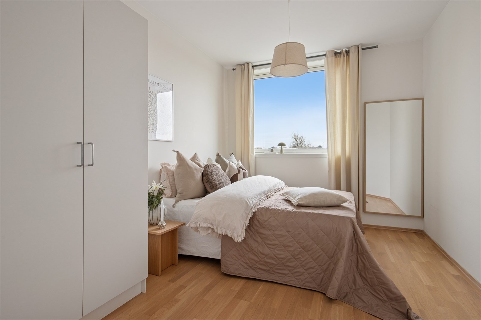 Hovedsoverommet er utstyrt med garderobe og har ellers god plass til dobbeltseng. Galleribilde