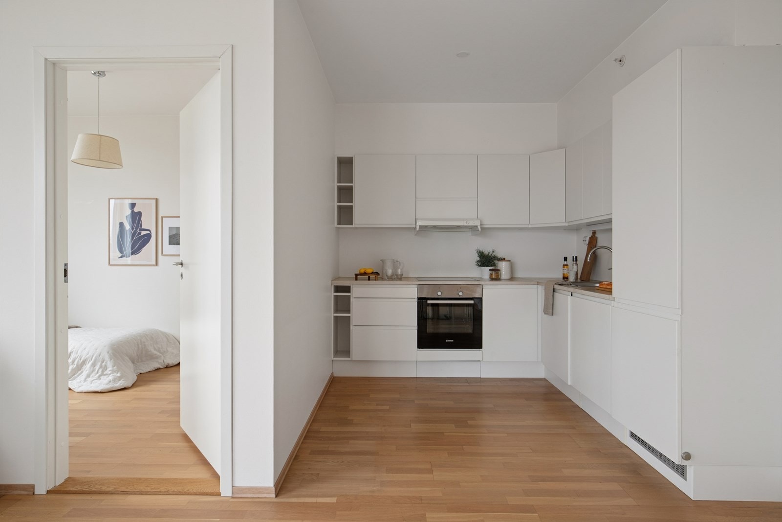 Kjøkkenet er ellers utstyrt med kombiskap, oppvaskmaskin, stekeovn, platetopp og kjøkkenventilator med avtrekk ut. Galleribilde