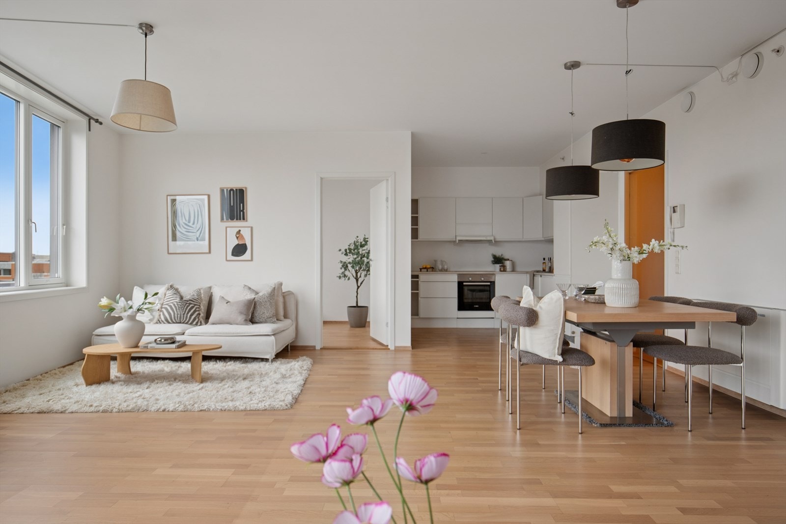 Gjennomgående i leiligheten er lysmalte flater med listefrie overganger til tak og trestavs parkett på gulv. Klassisk og tidløst! Galleribilde