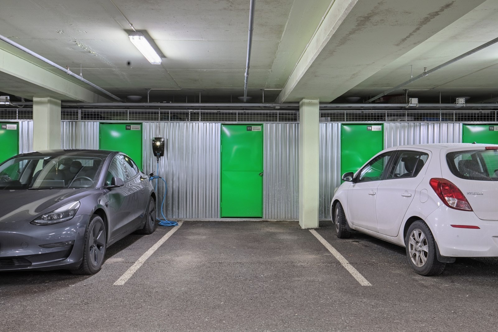 Leiligheten disponerer en romslig parkeringsplass i lukket garasjeanlegg med en bod på 5 kvm i bakkant. Galleribilde