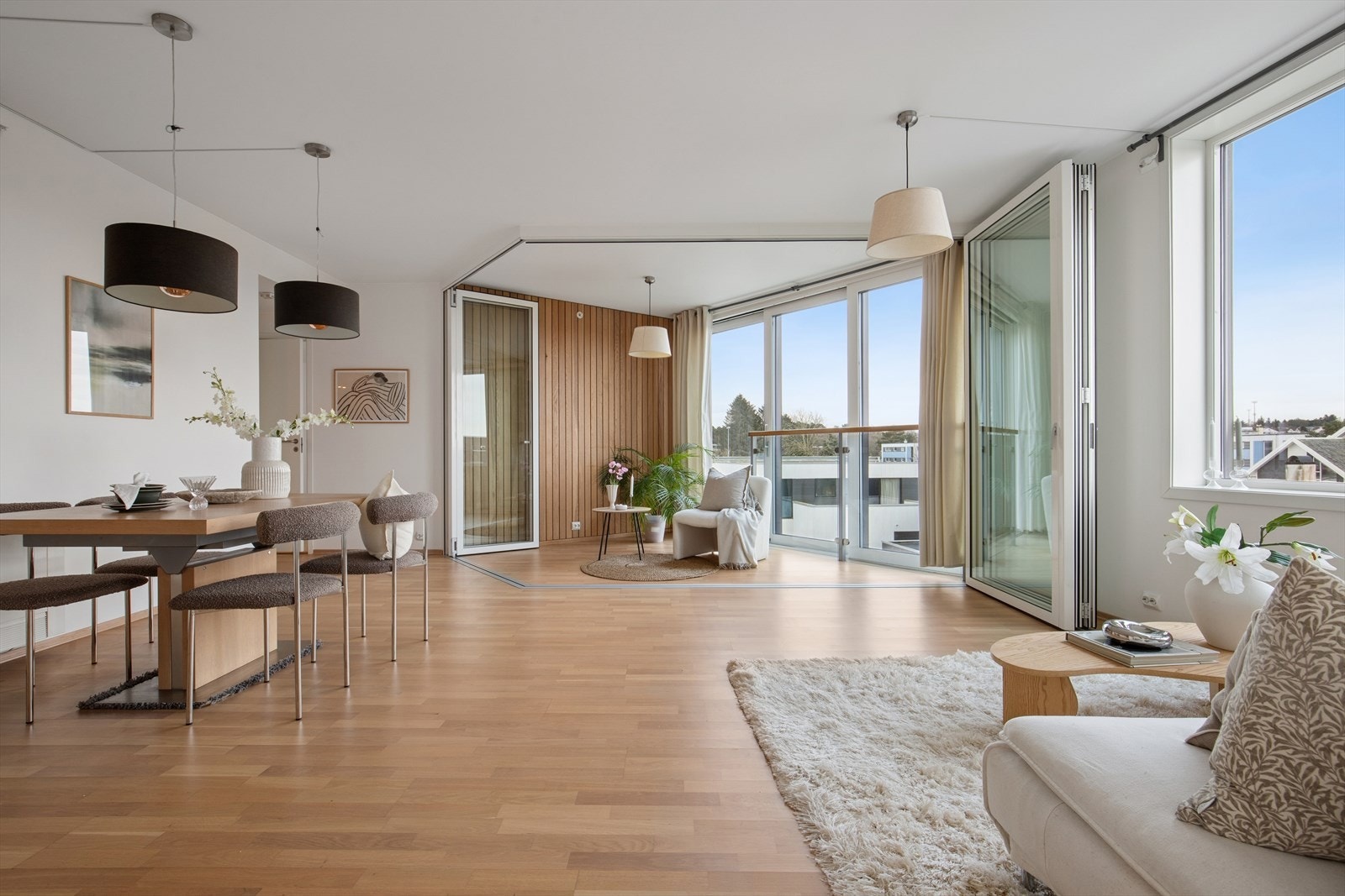 Oppholdsrommet med stue og kjøkken ligger i åpen løsning. Et lyst og innbydende rom med ekstra god takhøyde på ca. 260 cm og vindusflater fra gulv til tak som sørger for rikelig med naturlig lys og en god romfølelse. Galleribilde