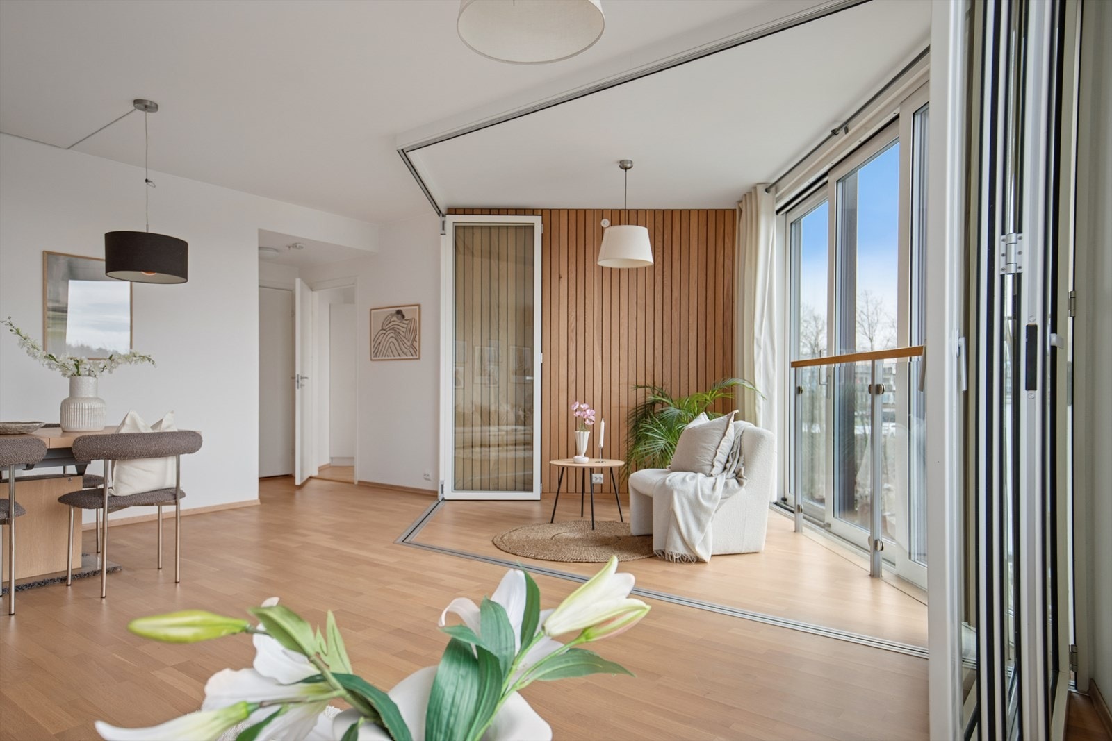 Deler av stuen kan glasses inn dersom man ønsker å åpne opp den franske balkongen og bruke delen som en utestue. Her er det fleksible muligheter for utnyttelse av arealet - praktisk og enkelt! I vintersesongen er arealet en naturlig del av stuen. Galleribilde