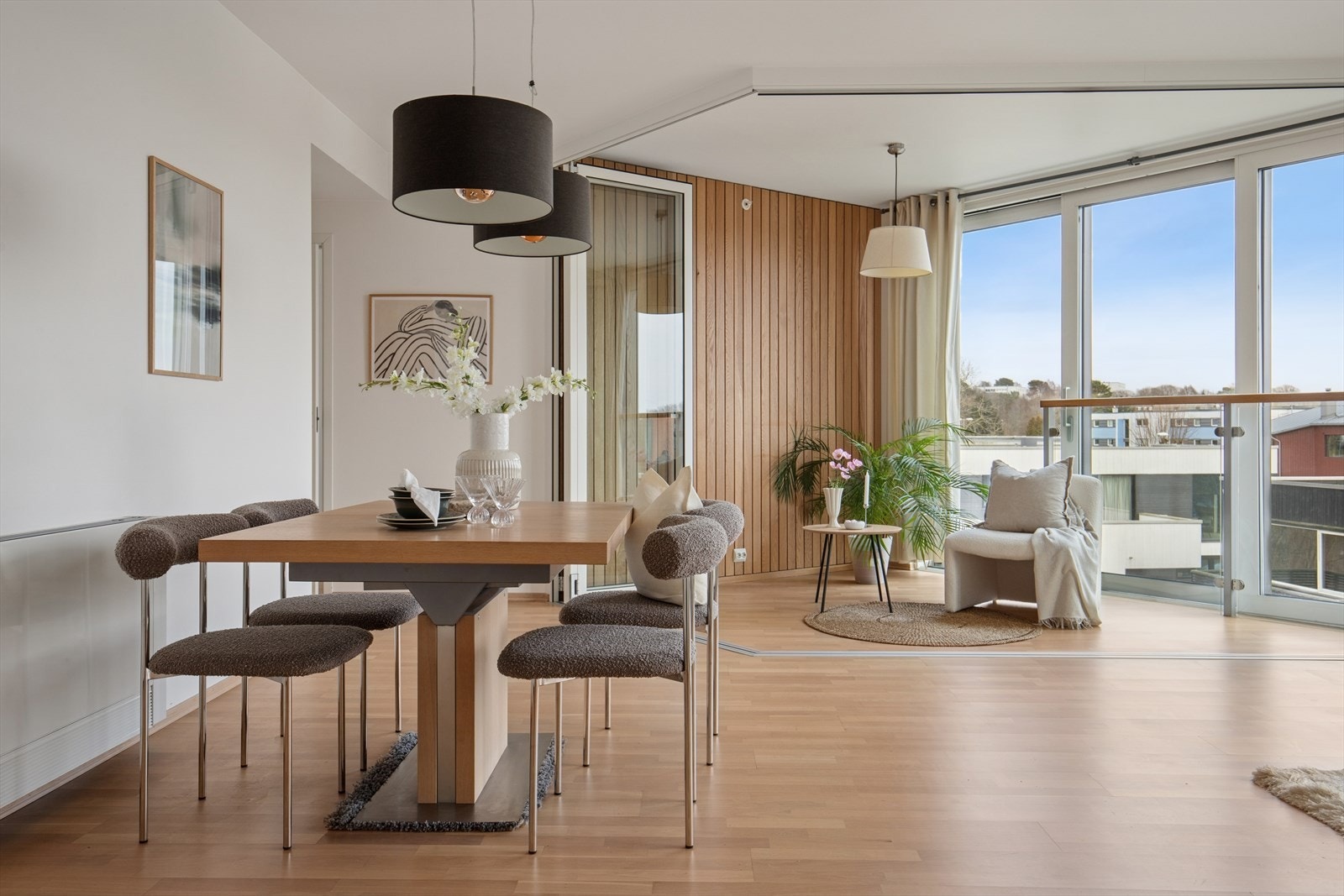 Boligen har vannbåren varme fra fjernvarme via radiator i stue. Galleribilde