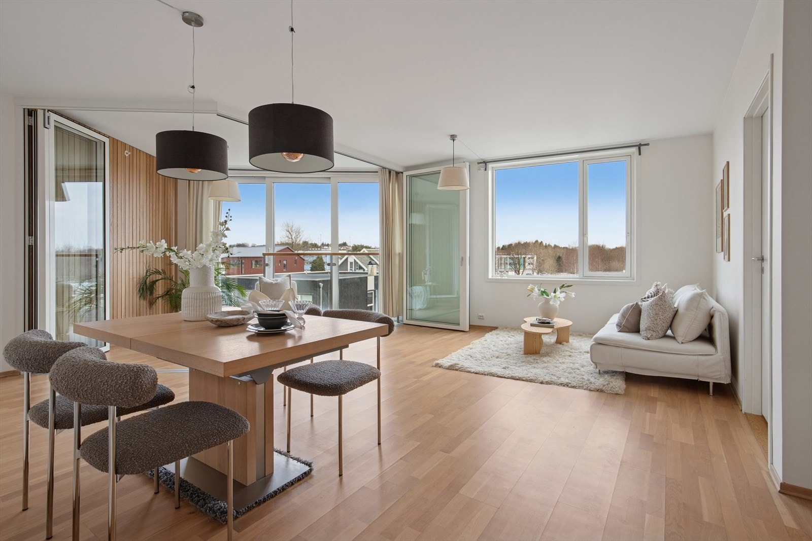 Her har man god plass til å møblere med både sofa- og spisegruppe. Galleribilde