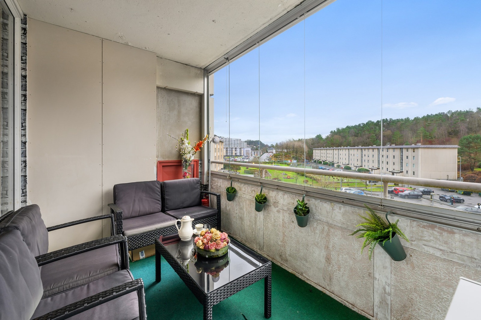 Sørvendt og solrik innglasset balkong på 10 m², perfekt som en forlengelse av stuen! Galleribilde