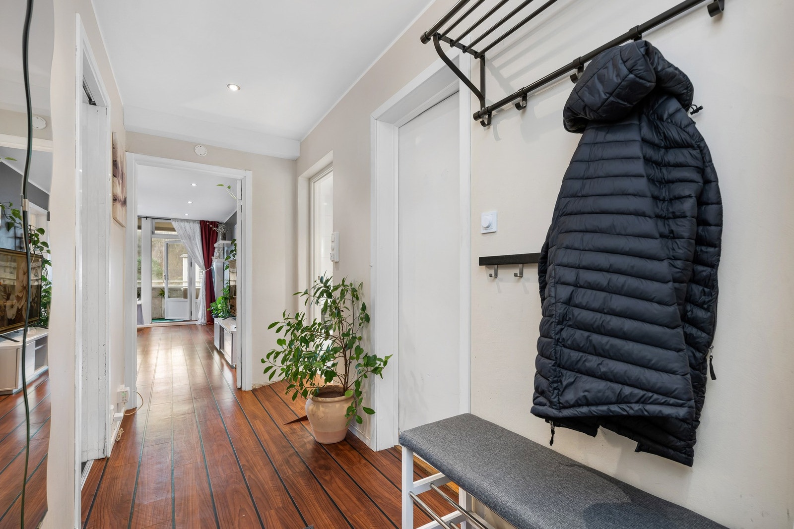 Her er det plass til oppbevaring og til å henge fra seg yttertøy. Galleribilde