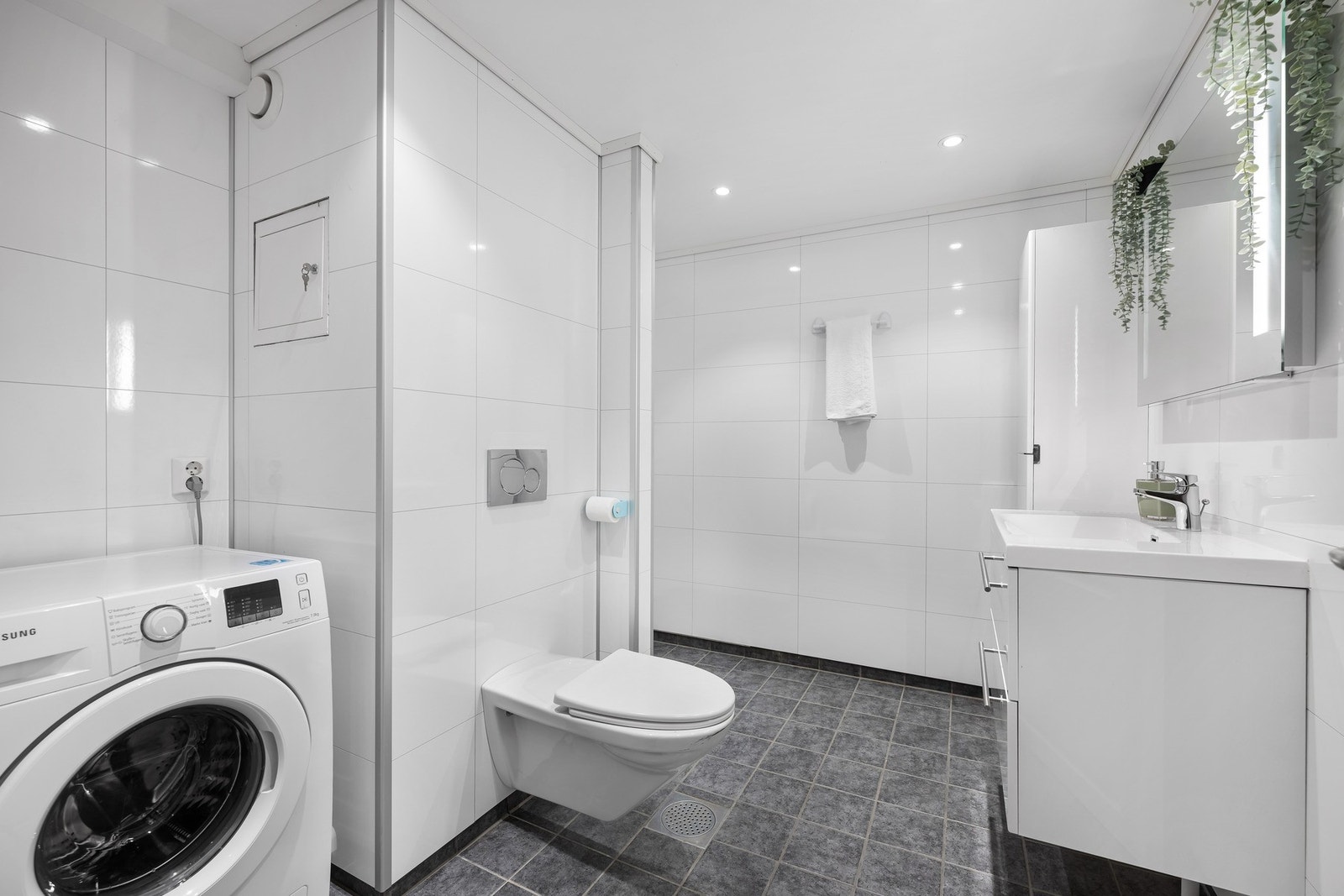 Lyst og stort bad på hele 6,2 m², med varmekabler i gulvet. Galleribilde