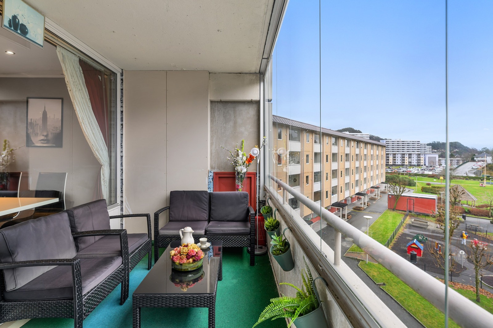 Perfekt førstegangskjøp! Velkommen til denne romslige 3-roms leiligheten med herlige solforhold, innglasset balkong og sentral beliggenhet. Galleribilde