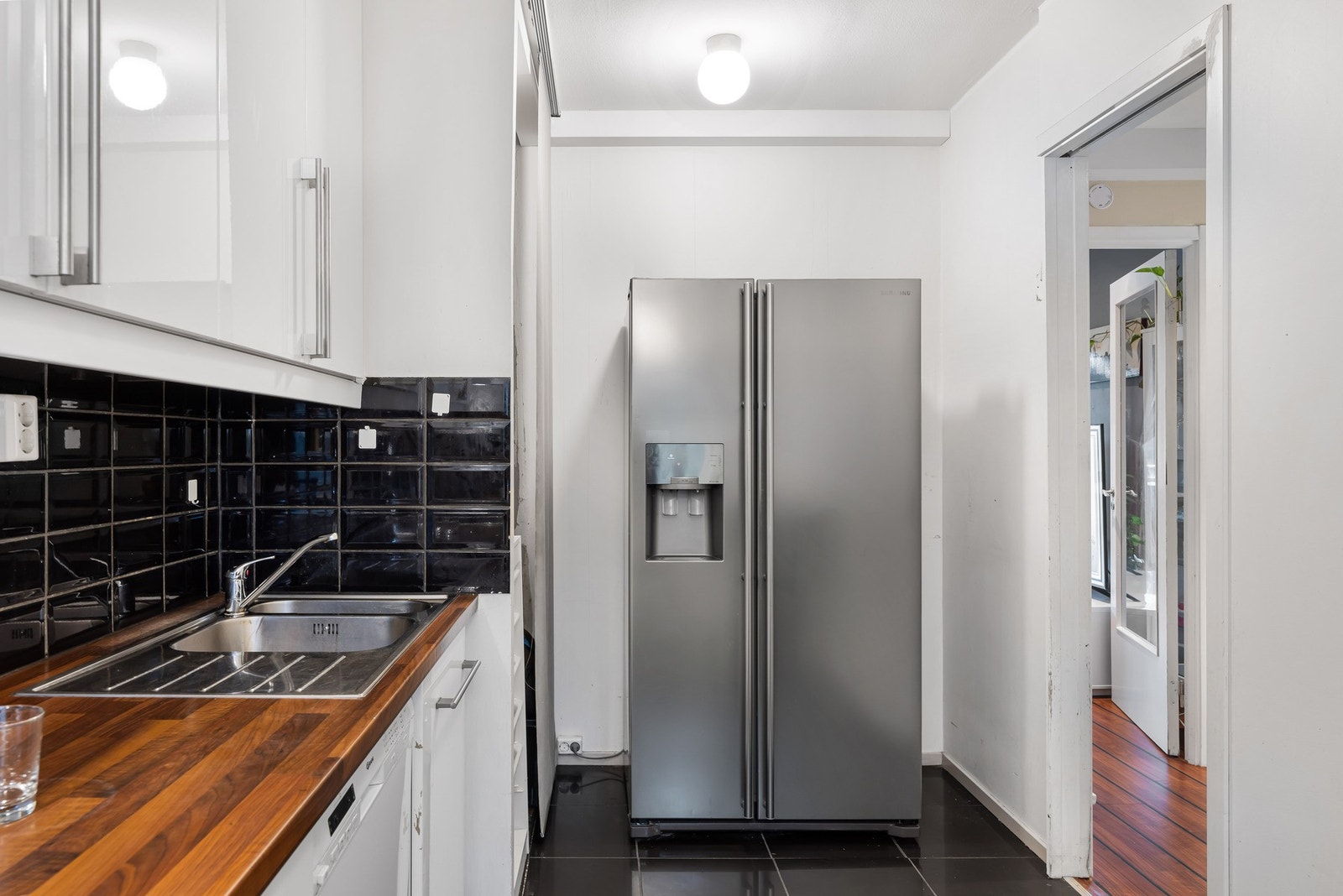 Kjøkkenet har frittstående hvitevarer, med stekeovn, samt opplegg for oppvaskmaskin og kjøleskap. Galleribilde