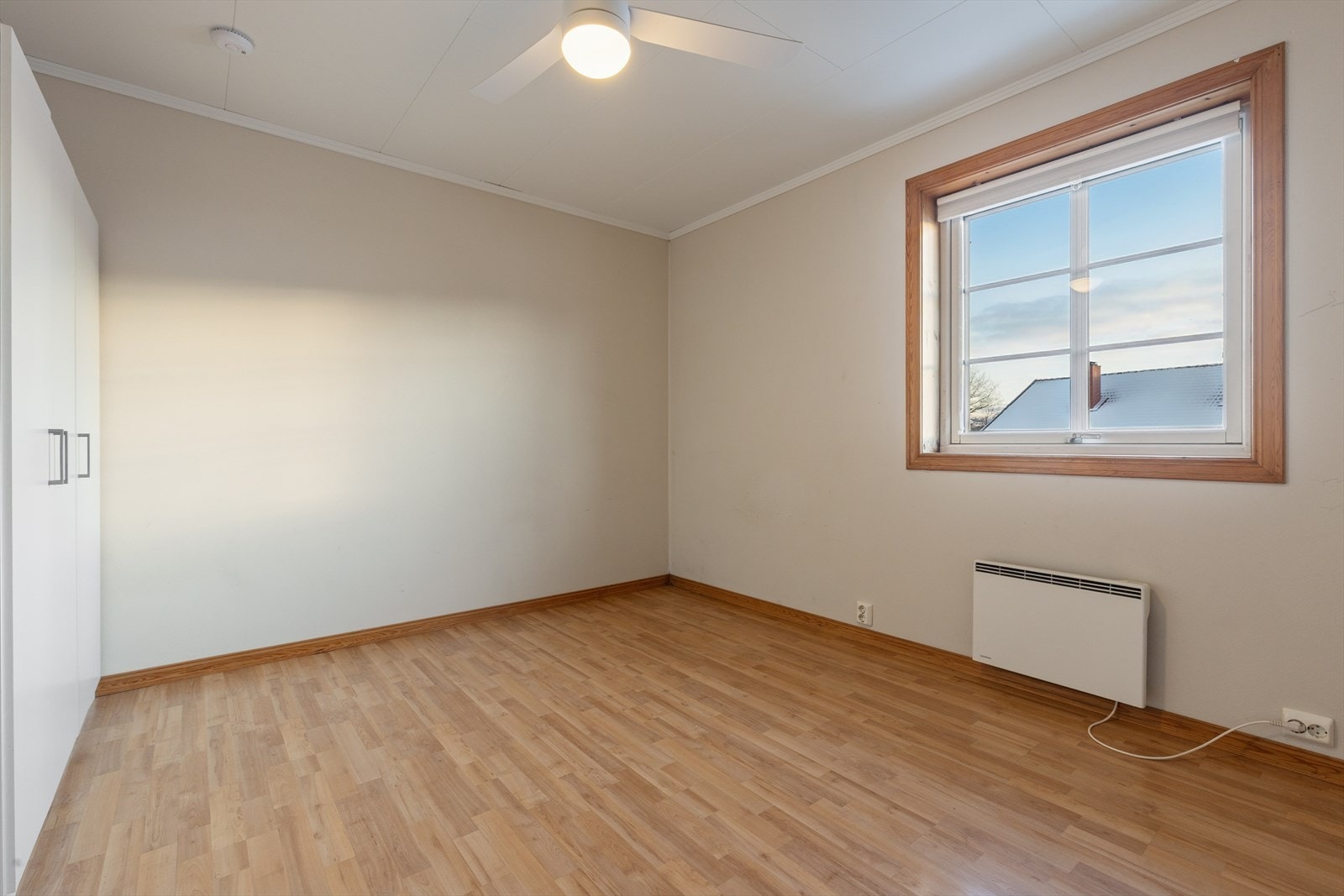 Hovedsoverommet er et lyst og praktisk soverom med god plass til seng og garderobeskap. Galleribilde