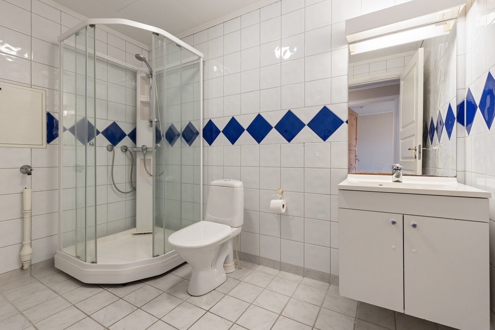 Det er opplegg for vaskemaskin på badet. Galleribilde