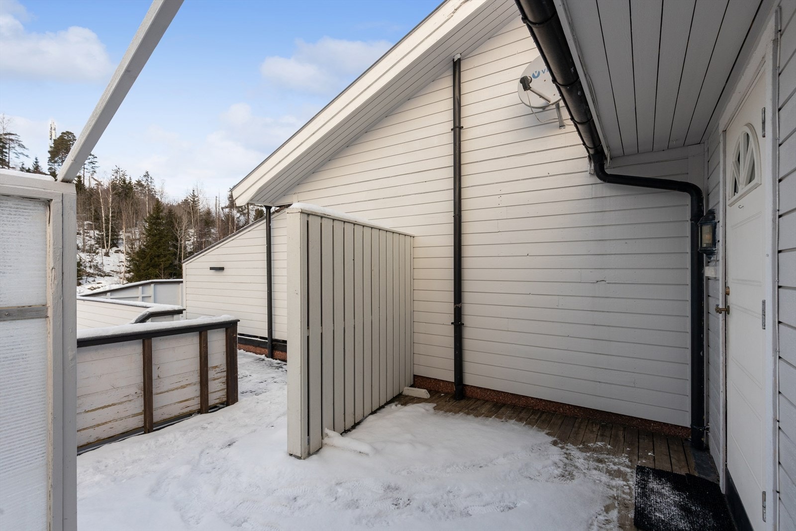 Vestvendt inngangsparti med skjermet uteplass. Galleribilde