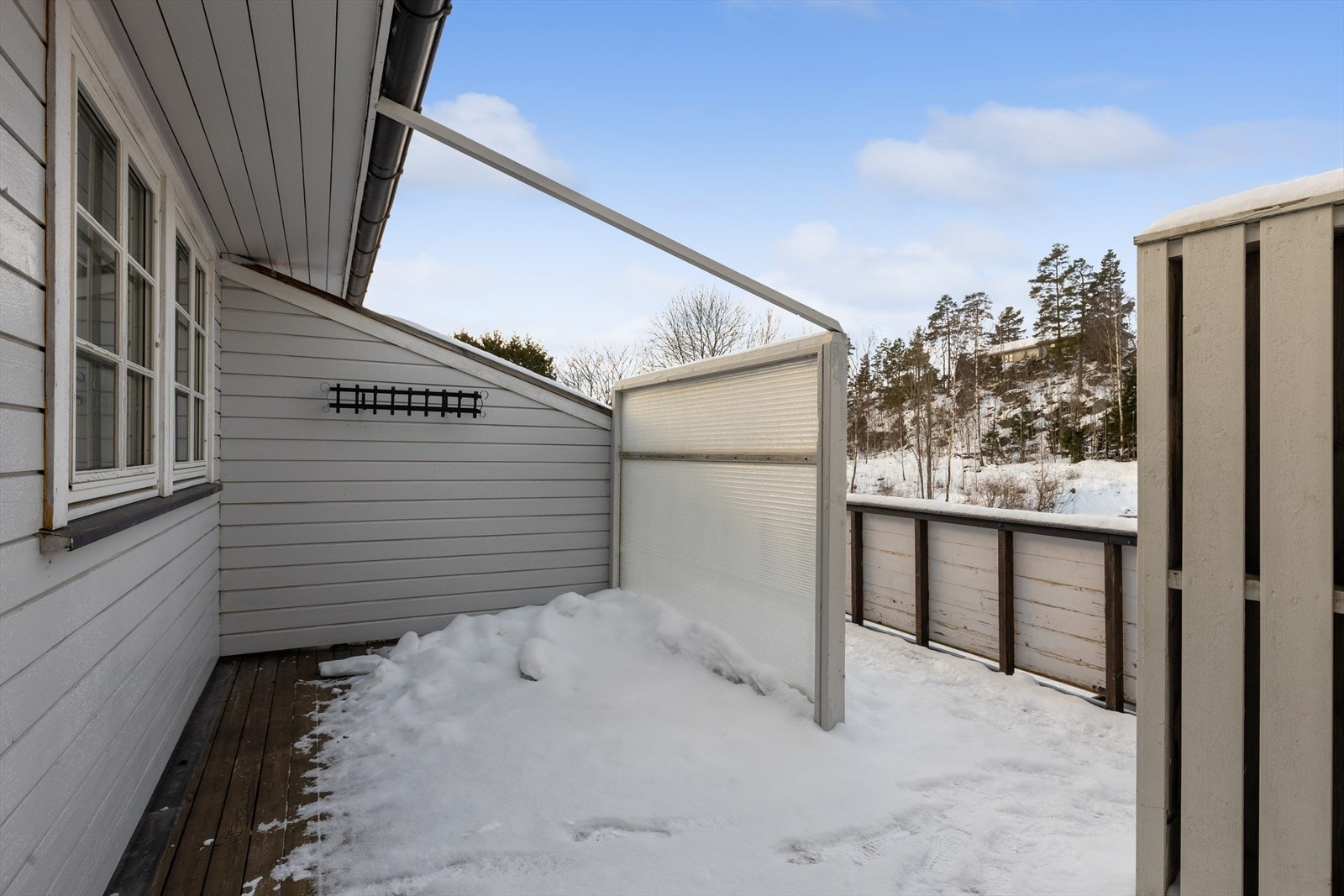 Inngangspartiet med uteplass. Galleribilde