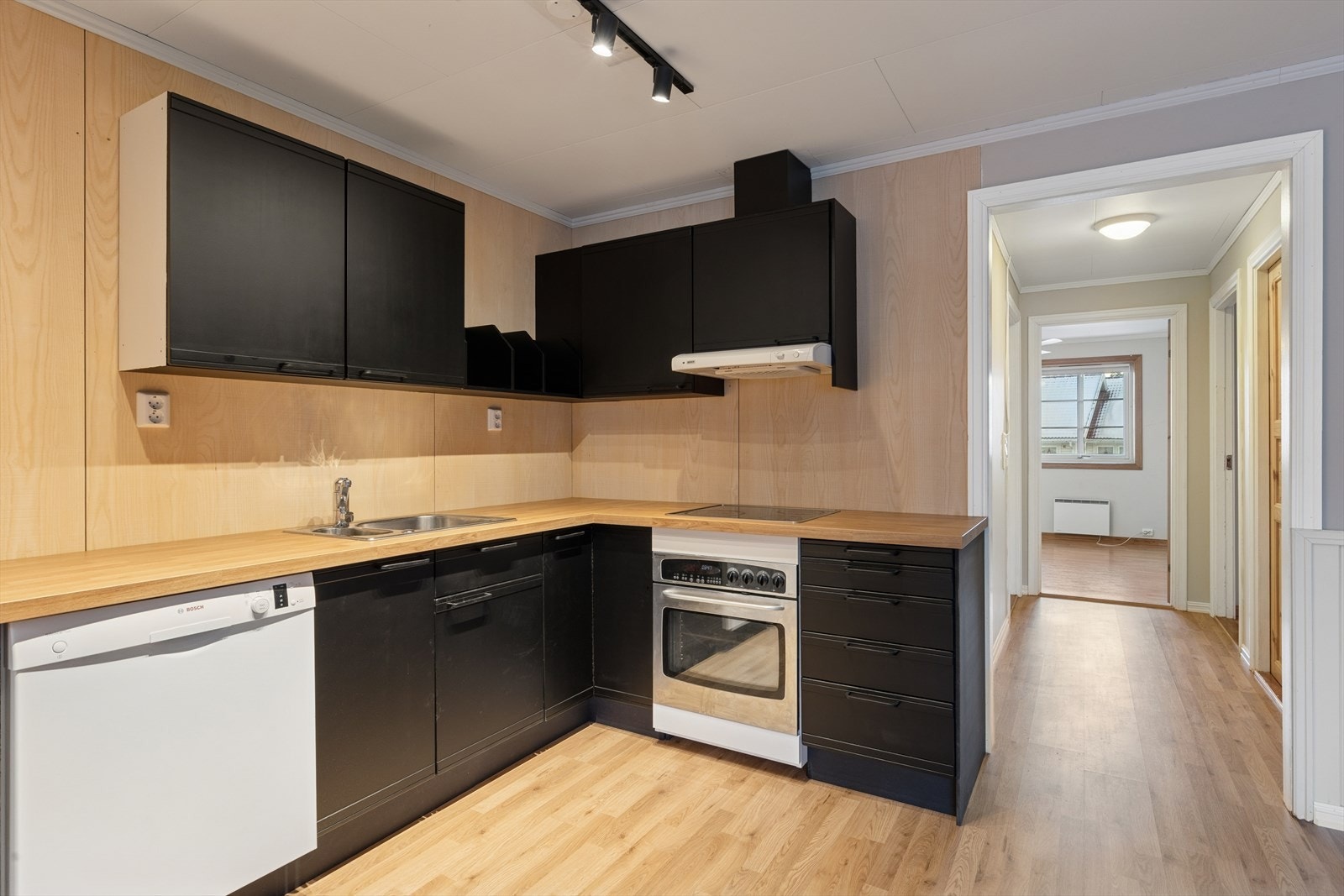 Kjøkkenet har innredning med profilerte fronter og benkeplate av laminat. Galleribilde