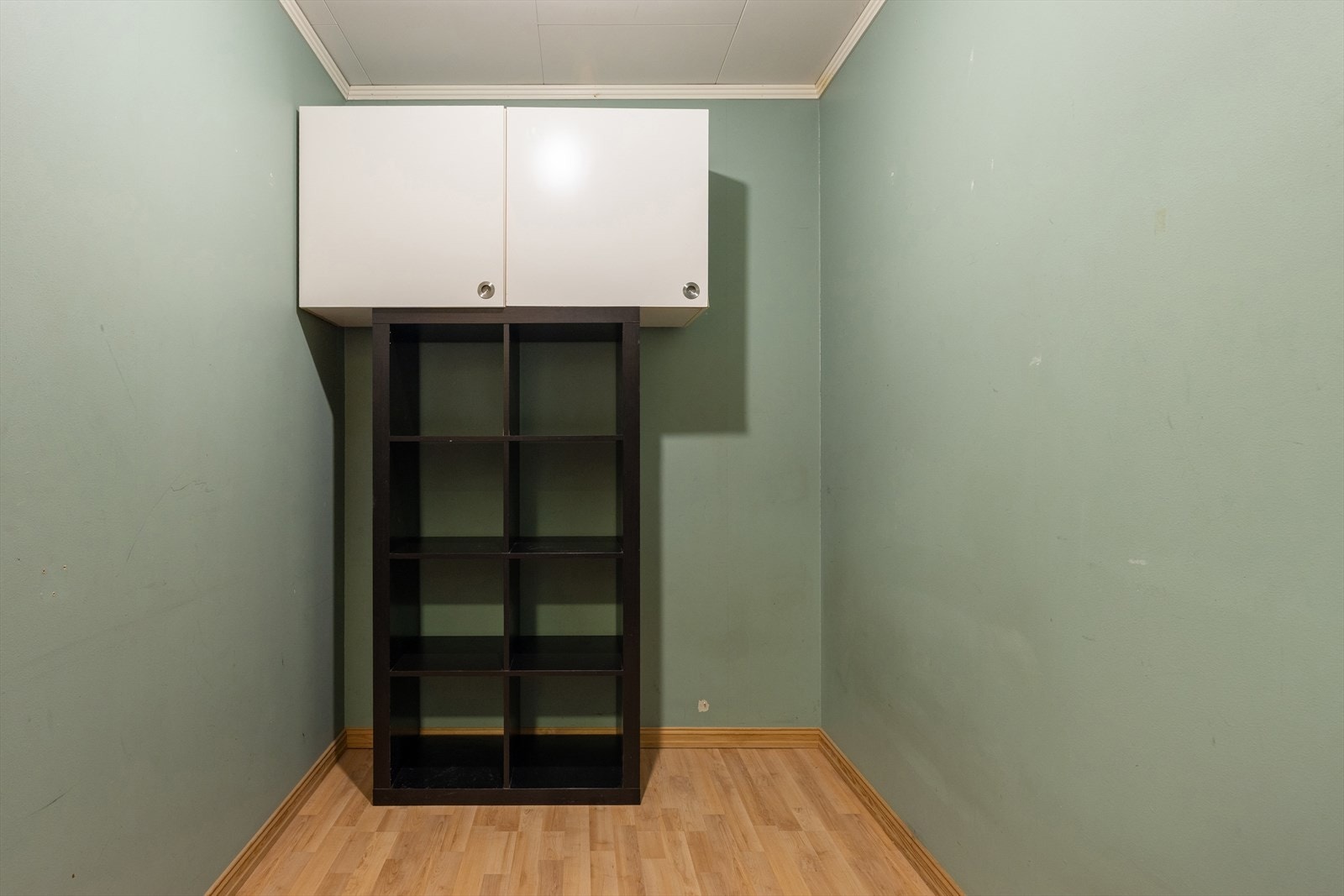 Leiligheten har en innvendig bod med hyller. Galleribilde