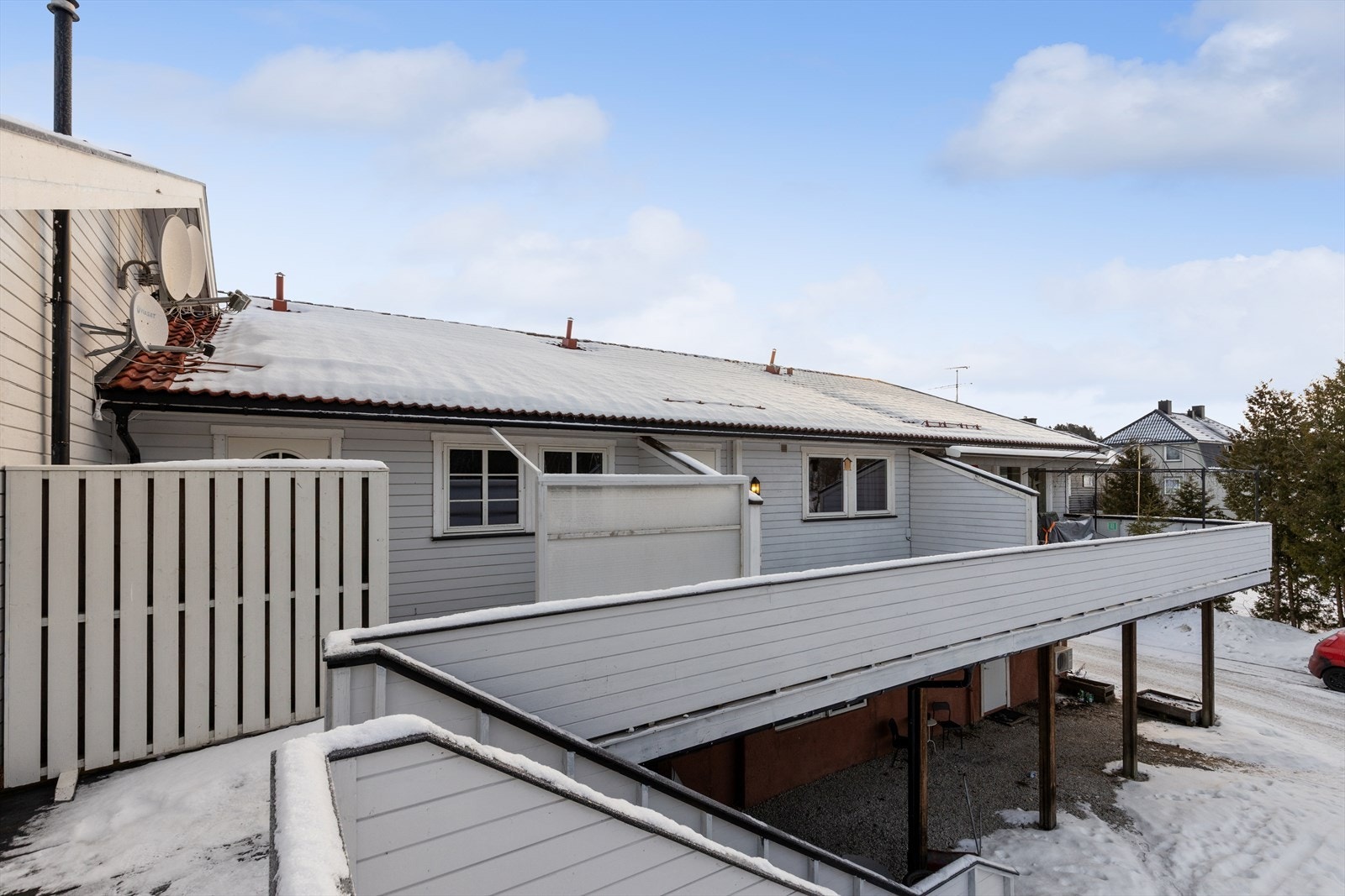 Leiligheten er i 2. etasje med et skjermet inngangsparti. Galleribilde