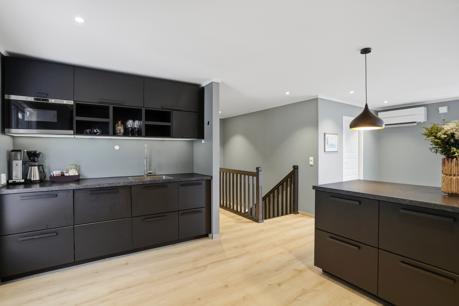 Moderne kjøkken med slette fronter Galleribilde