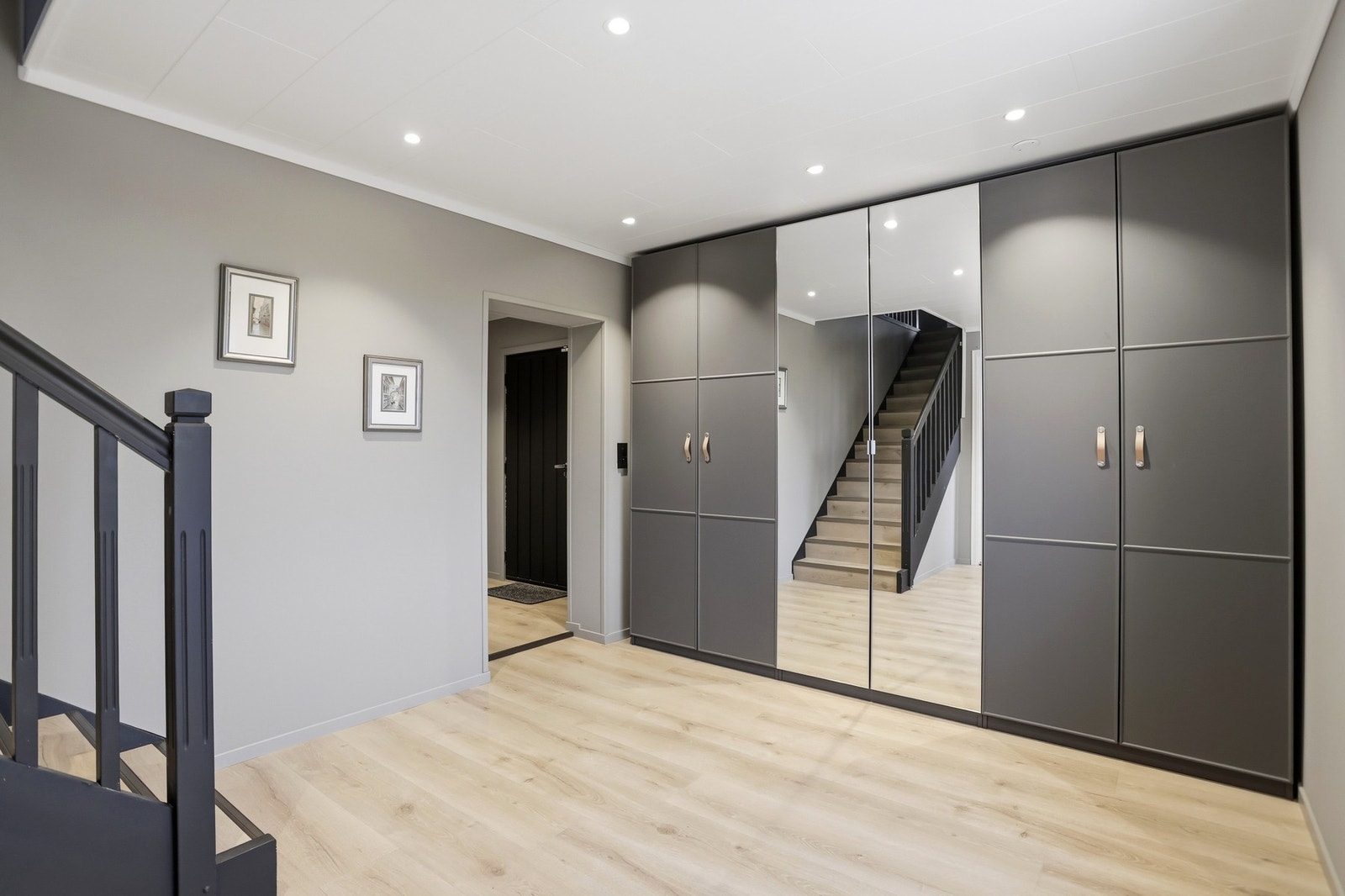 Romslig garderobeløsning i gang Galleribilde