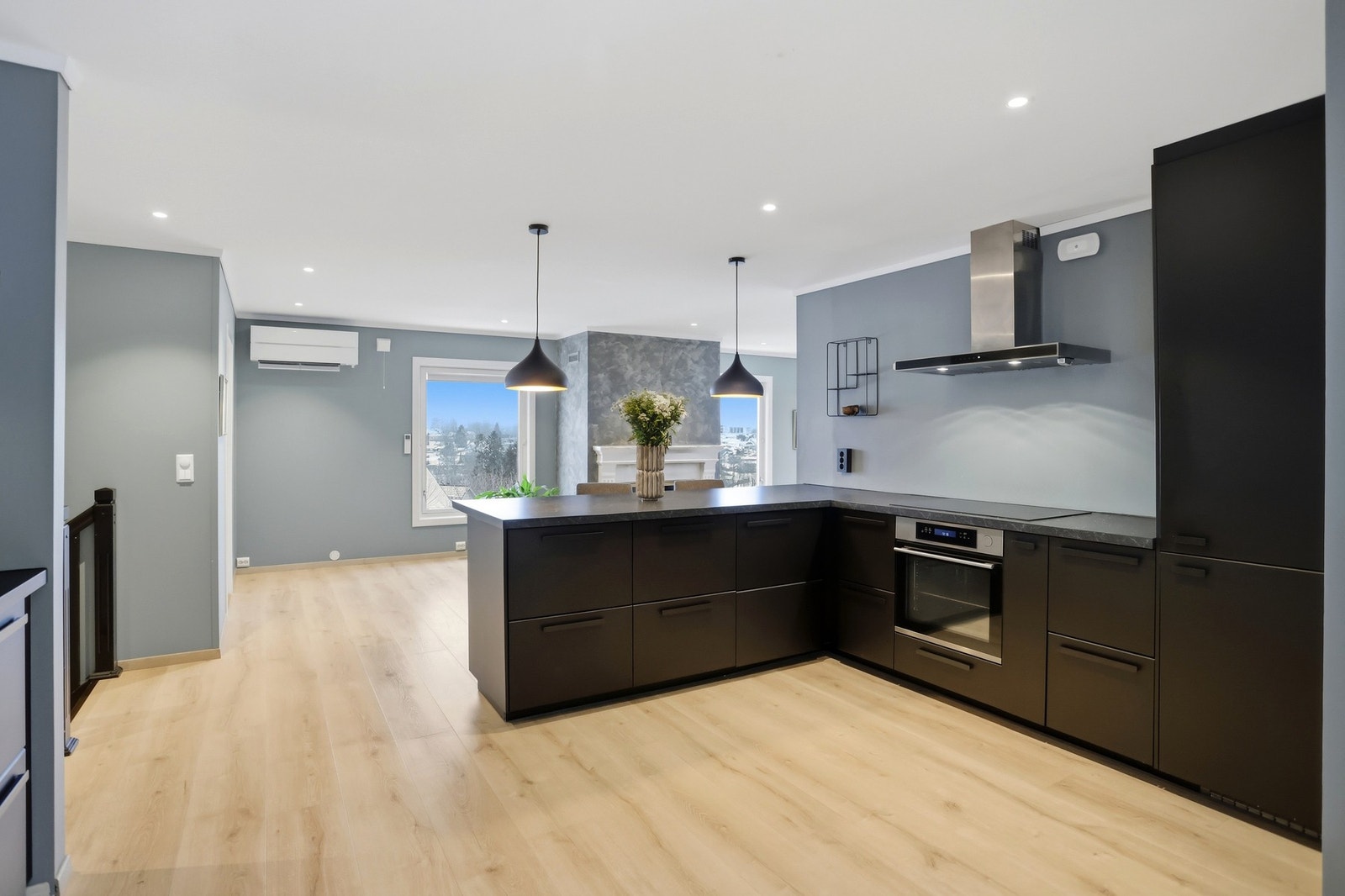 Åpen og romslig kjøkkeninnredning Galleribilde