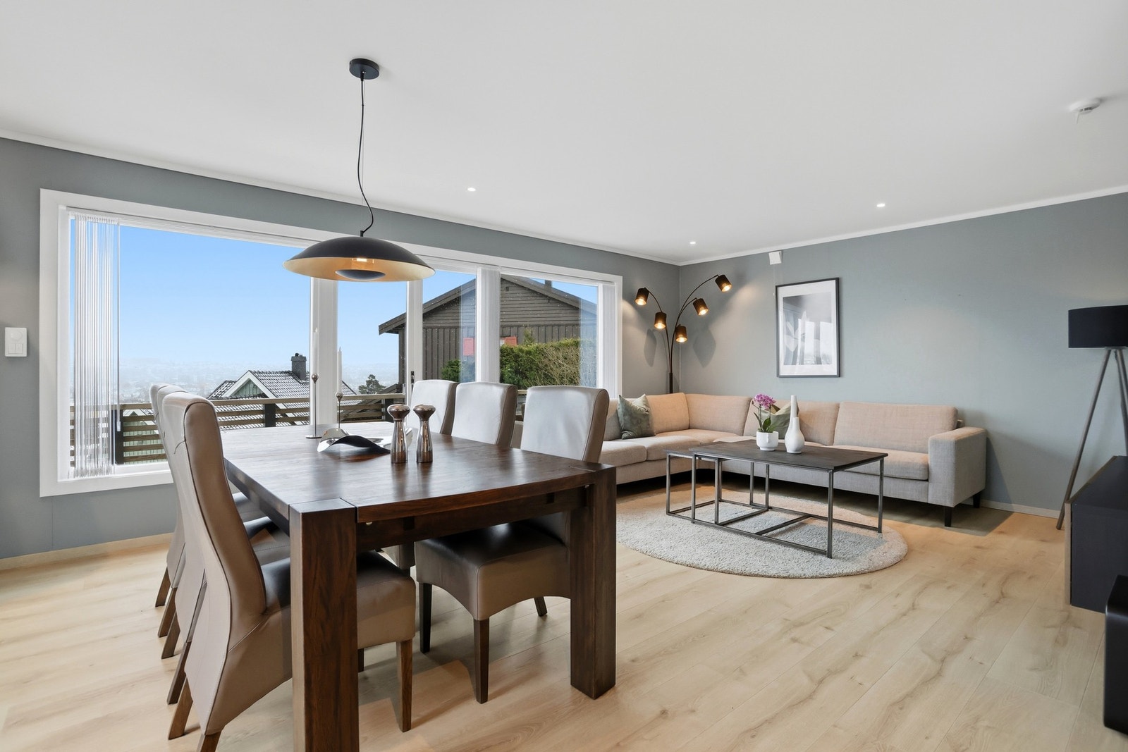 Stuen er utstyrt med varmepumpe og peisovn. Galleribilde