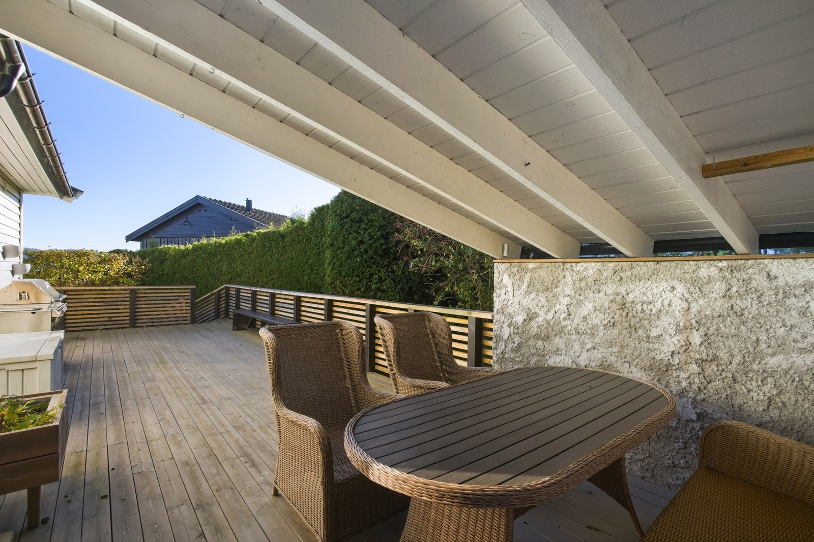 Skjermet uteplass med takoverbygg Galleribilde