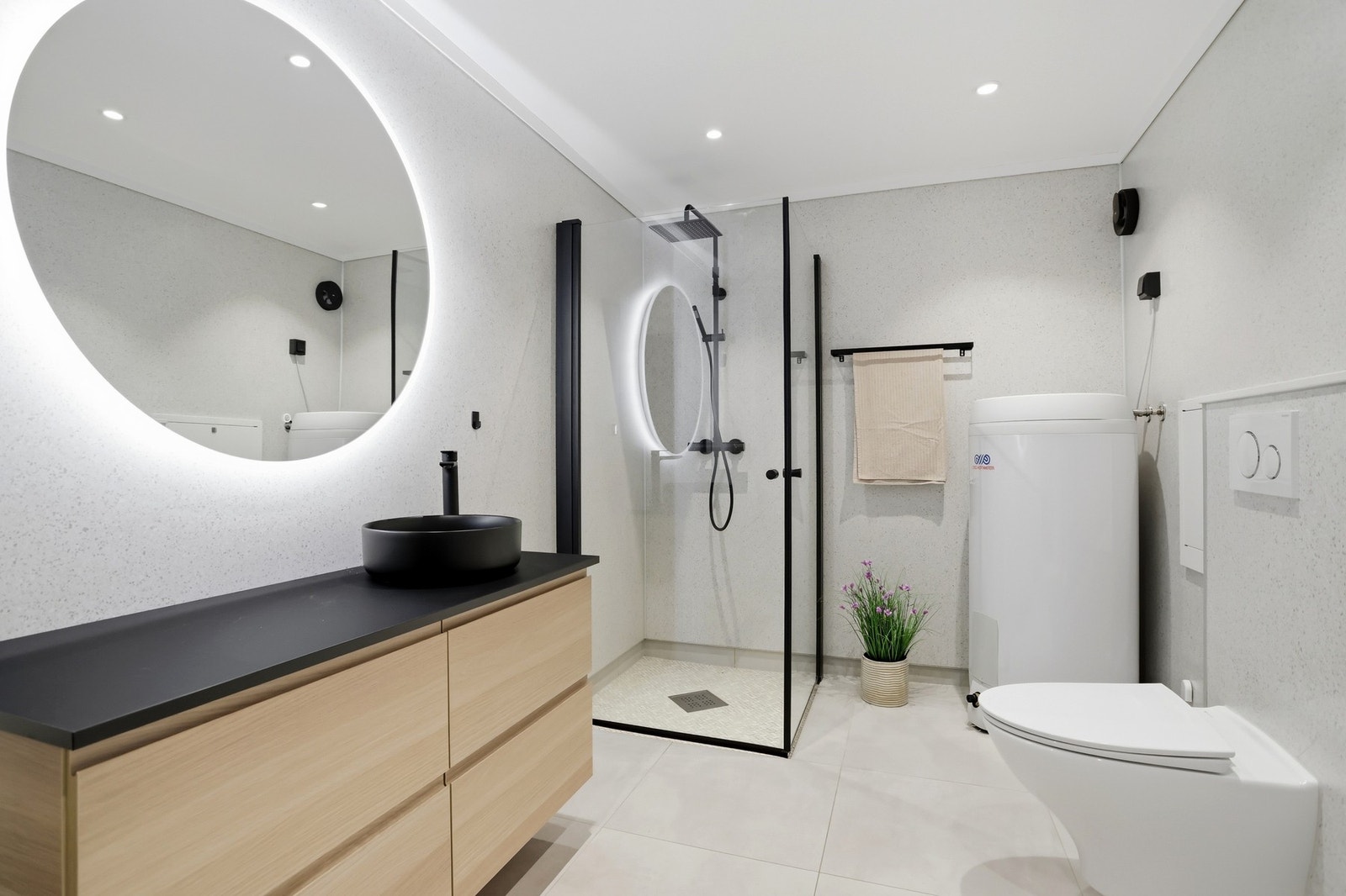 Boligen har totalt 2 delikete, flislagte bad. Badet i sokkeletasjen er fra 2021 og har flislagt gulv med varmekabler, våtromsplater på vegg, vegghengt toalett, servant på innredning og montert dusjnisje Galleribilde