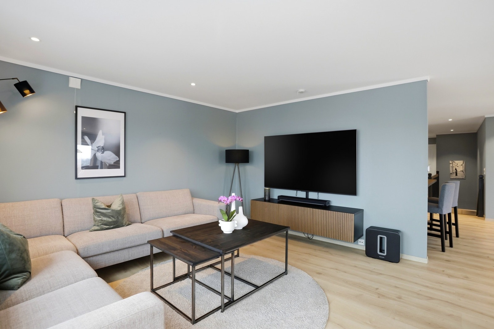 Videre har stuen downlights i himling, malte veggflater og enstavs parkett på gulv, samt god plass til både spisebord og sofaløsning Galleribilde