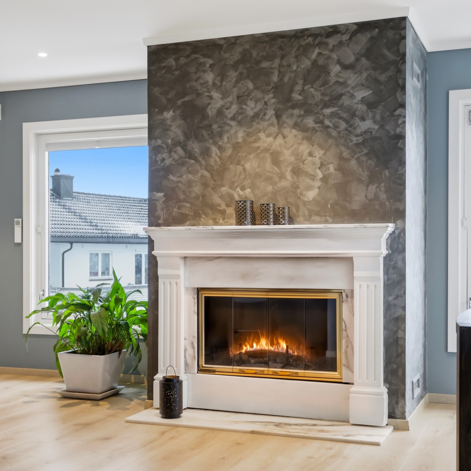 Hyggelig peis med sentral beliggenhet i rommet Galleribilde