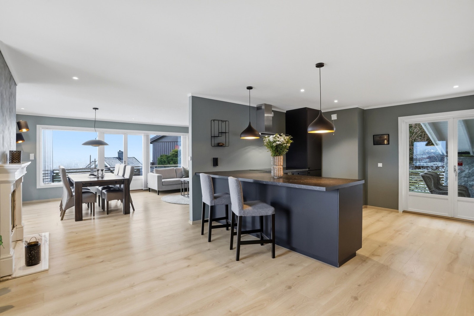 Lekkert og velutstyrt kjøkken med integrerte hvitevarer som kjøleskap, komfyr, nedfelt platetopp og oppvaskmaskin. Galleribilde