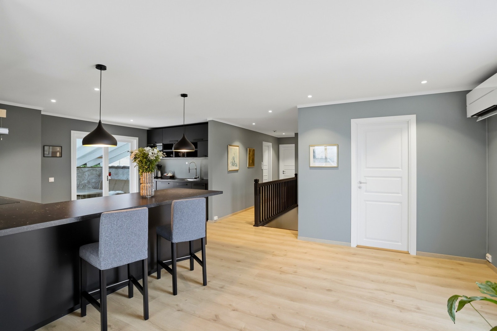 Videre inn har boligen 2 gode soverom, samt et bad. Galleribilde