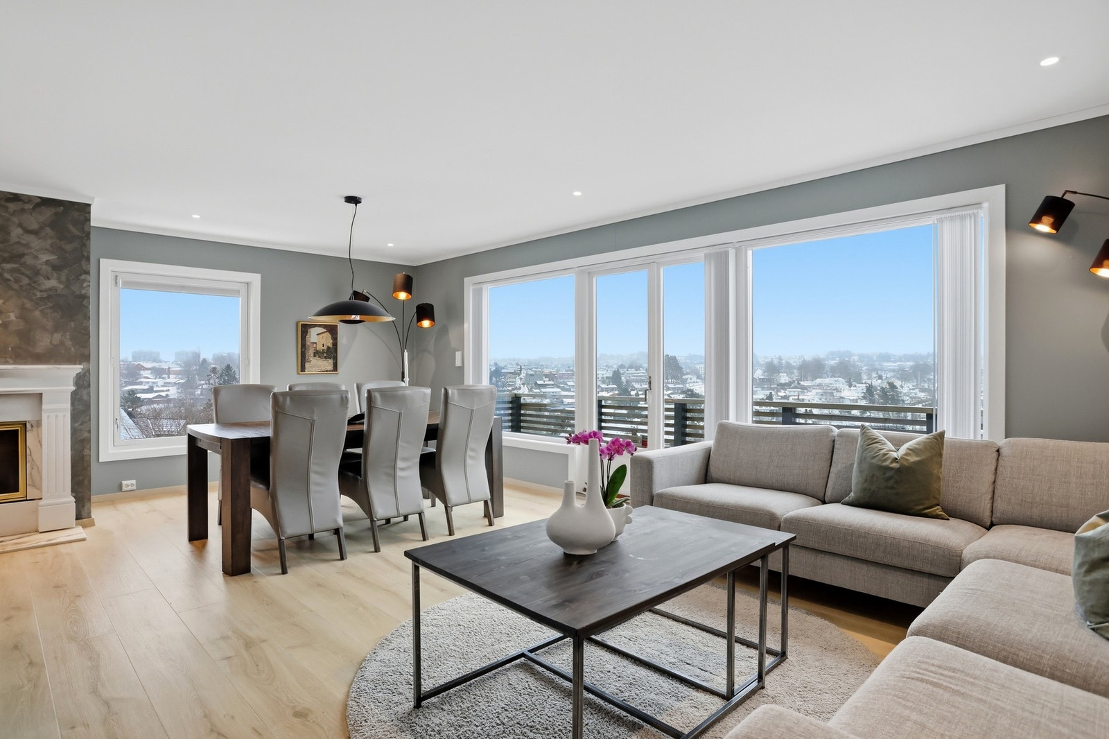 Romslig og elegant stue i hovedetasjen, som ligger i åpen løsning til kjøkkenet Galleribilde