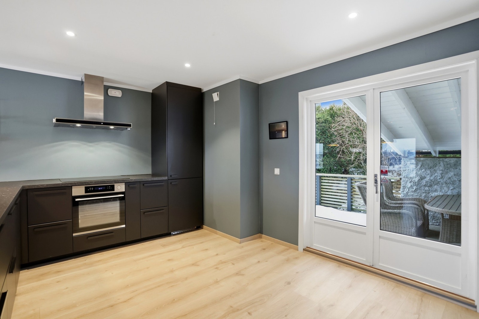 Utgang til takoverbygd og solrik terrasse Galleribilde