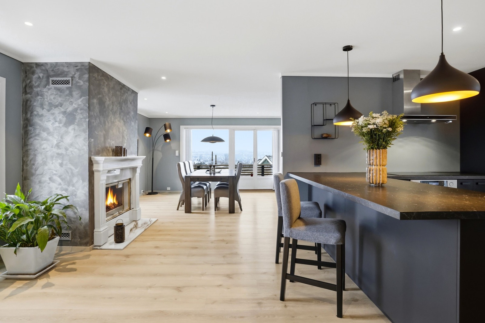 Åpen løsning mellom kjøkken og stue Galleribilde