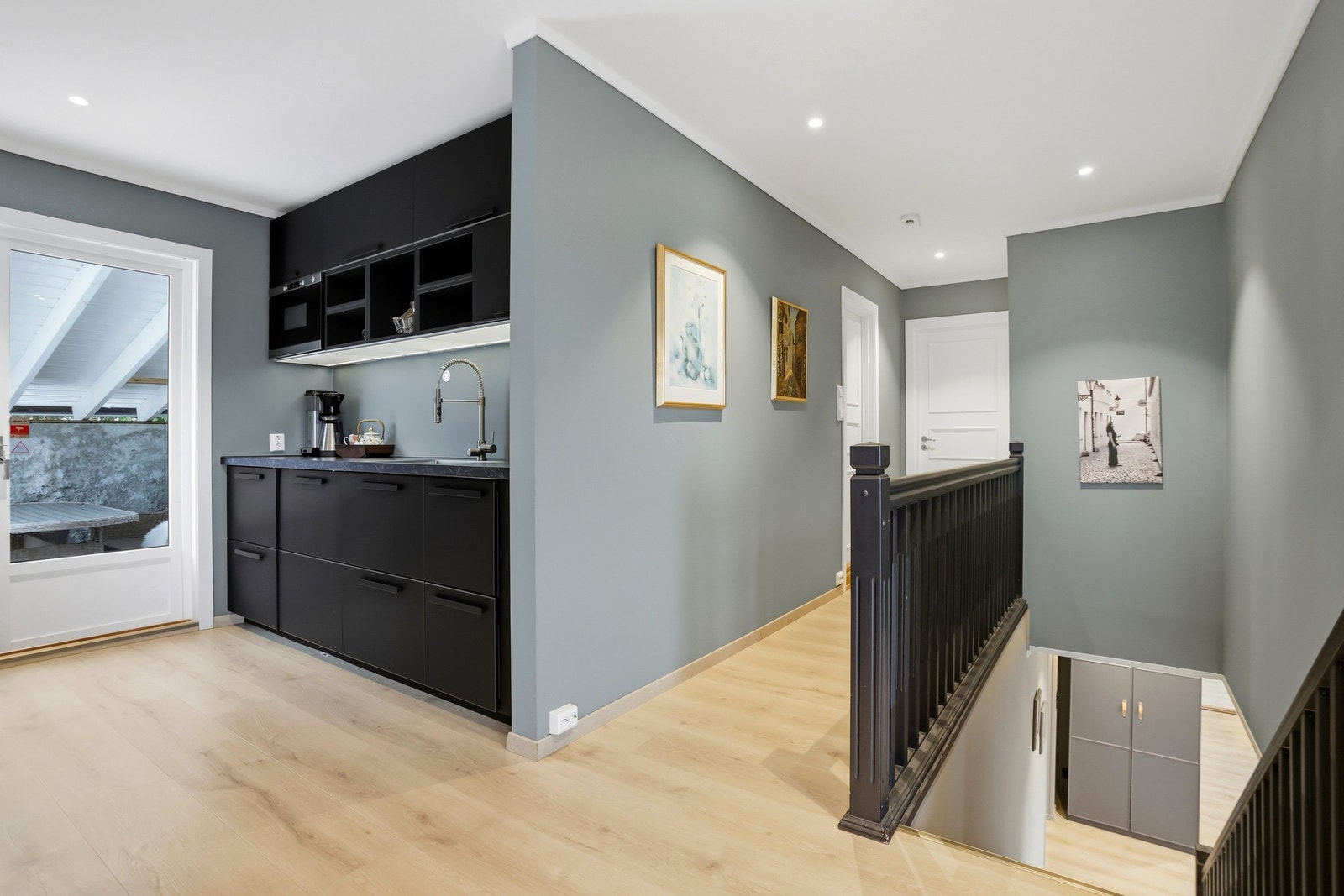 Fra kjøkkenet har man utgang til solrik og skjermet uteområde Galleribilde