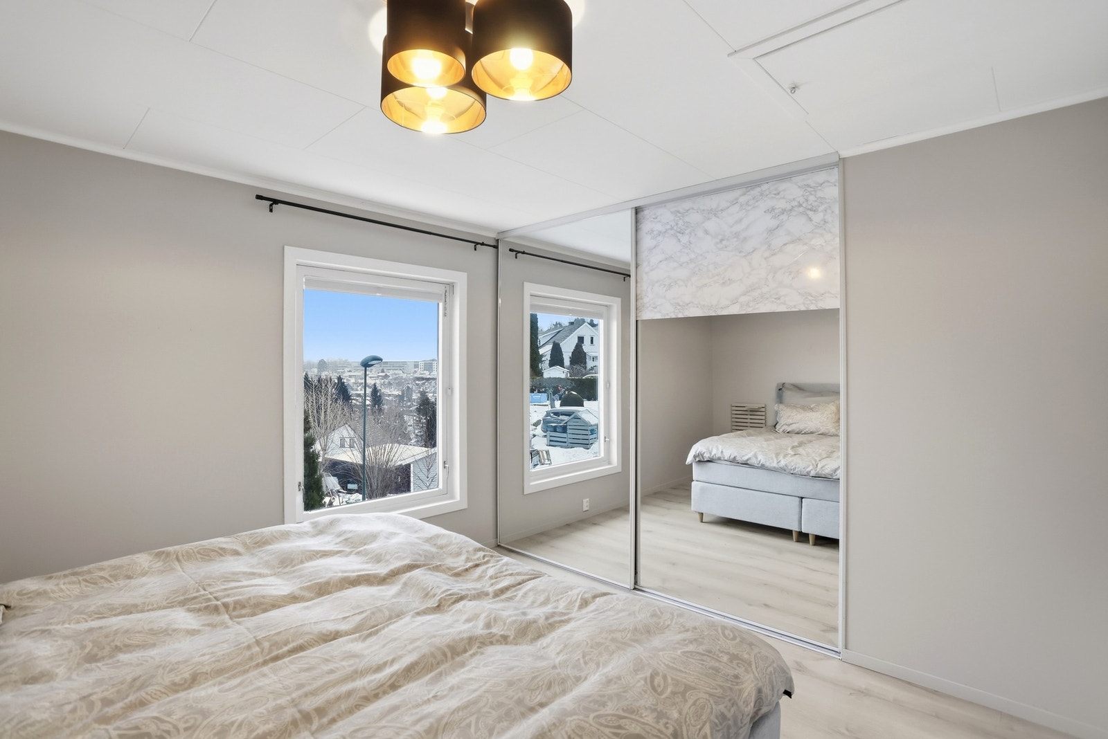 3 i hovedetasjen og 2 i sokkeletasjen Galleribilde