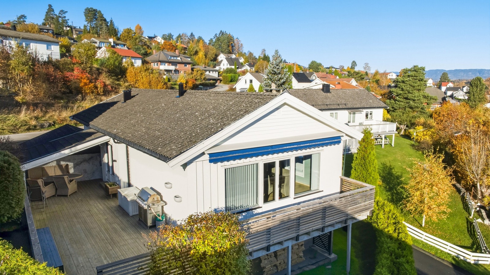 Romslig terrasse og uteplass Galleribilde