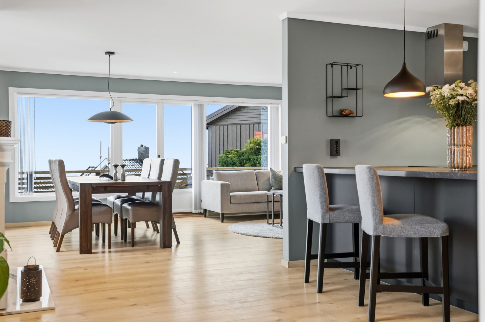 Kjøkkenet har rikelig med skap- og benkplass og ligger i åpen løsning mot stuen. Galleribilde