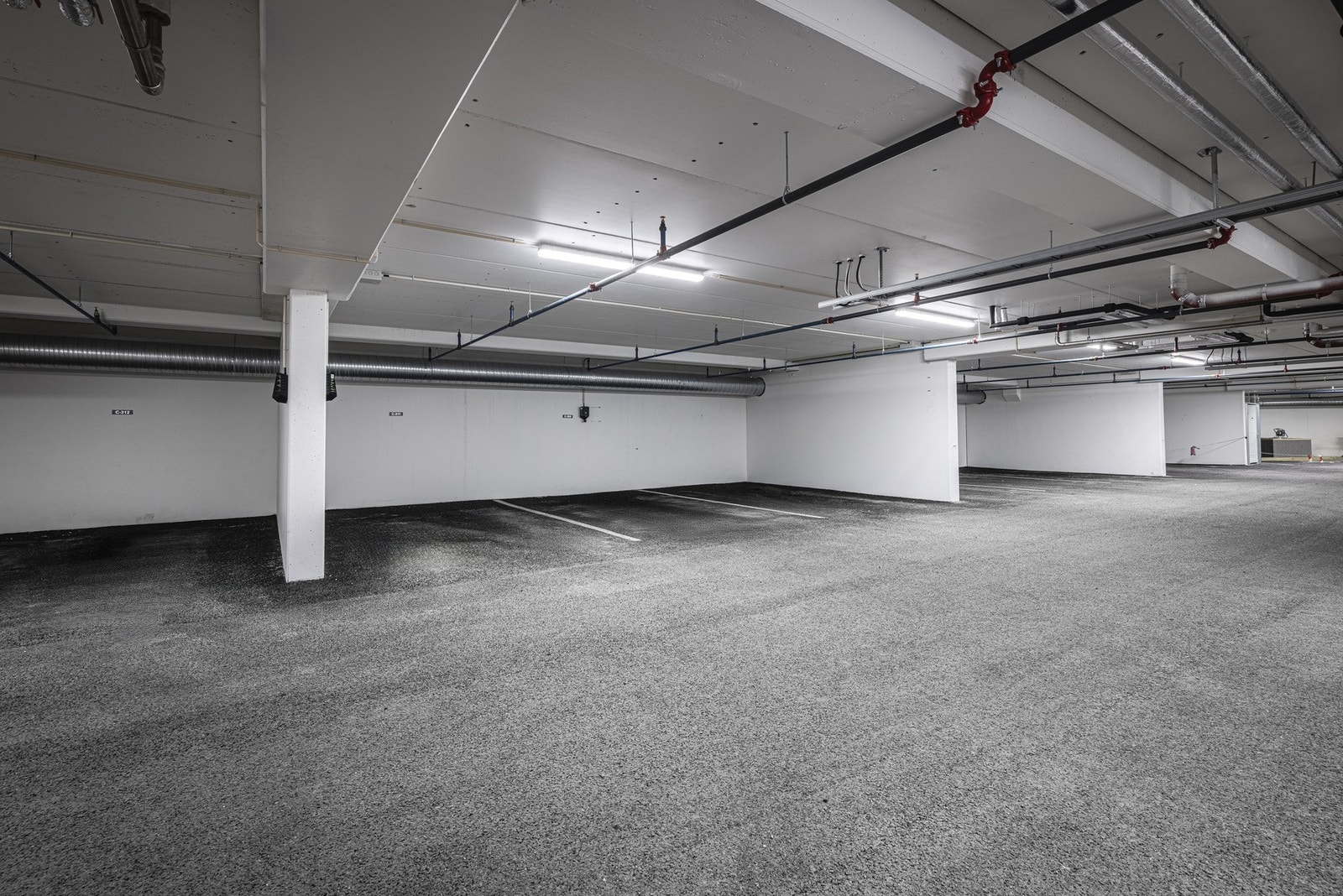 Egen, nummerert garasjeparkering med lademulighet. Galleribilde