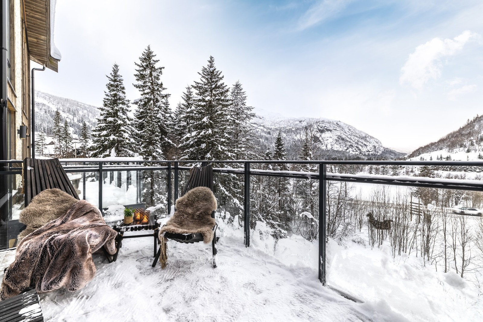 Nyt ettermiddags og kveldssolen fra den romslige altanen. Galleribilde