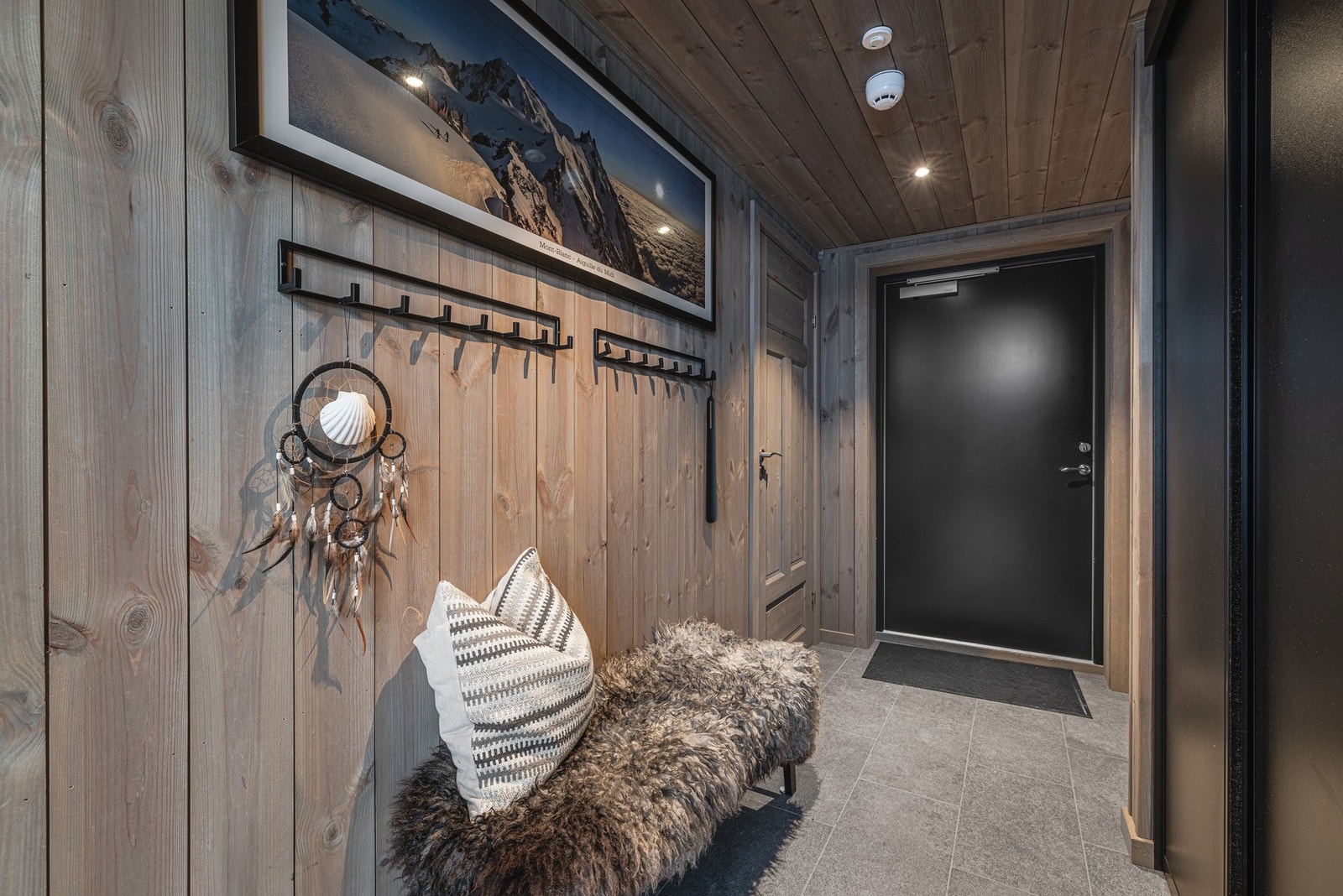 Koselig og praktisk utformet entrê med garderobeskap. Galleribilde