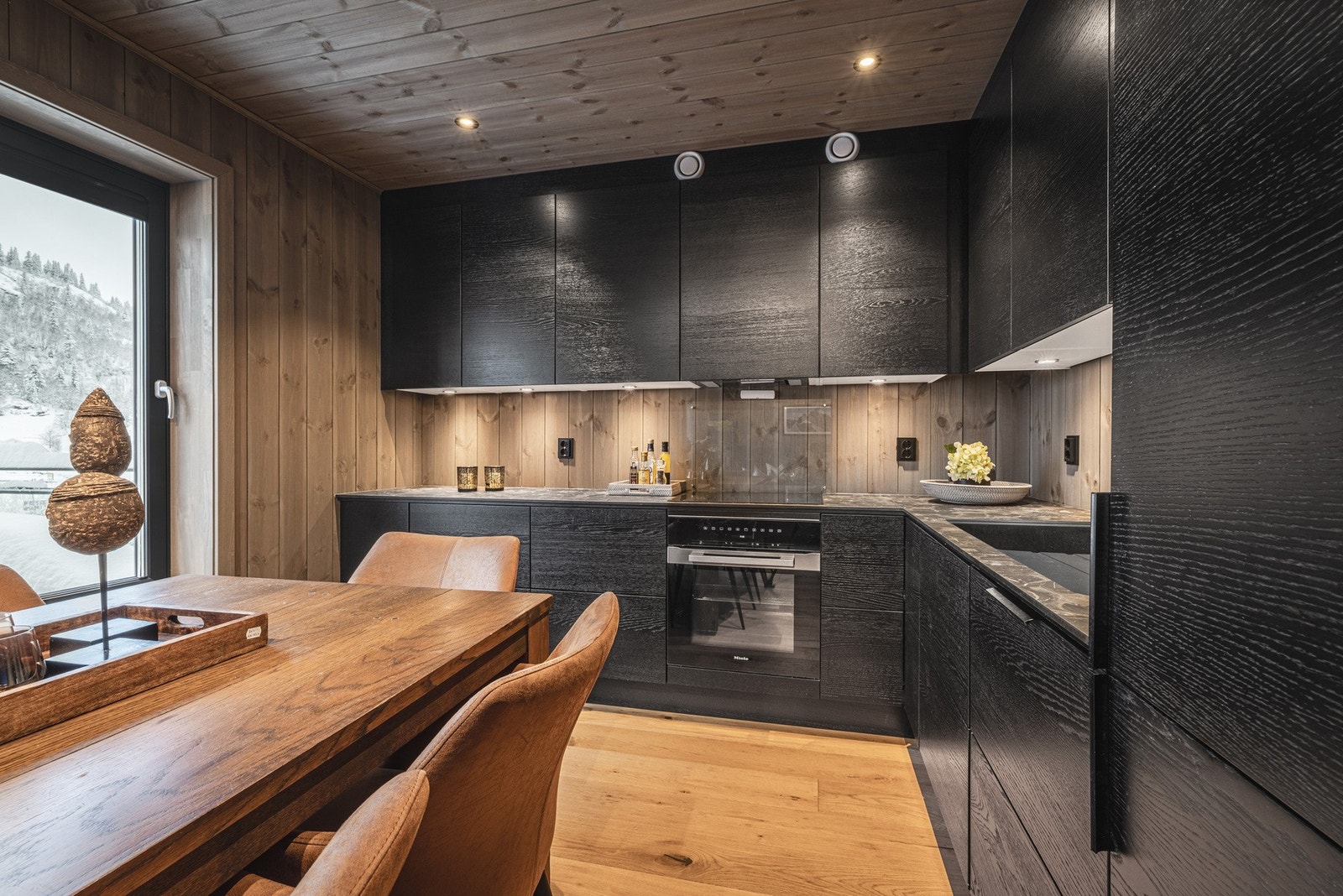 Godt utstyrt kjøkken med fjellutsikt og spiseplass. Galleribilde