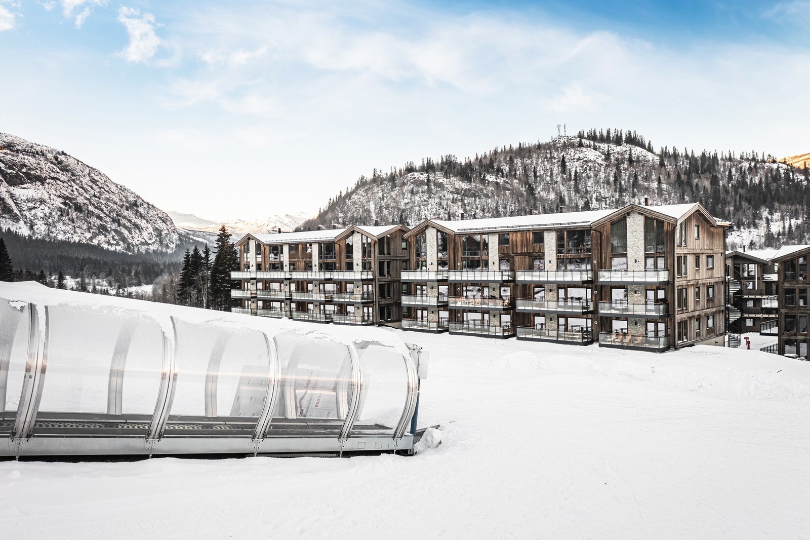 Transportbånd utenfor byggene for tilgang lenger opp. Svært kort gangavstand videre til Lodge Express. Galleribilde