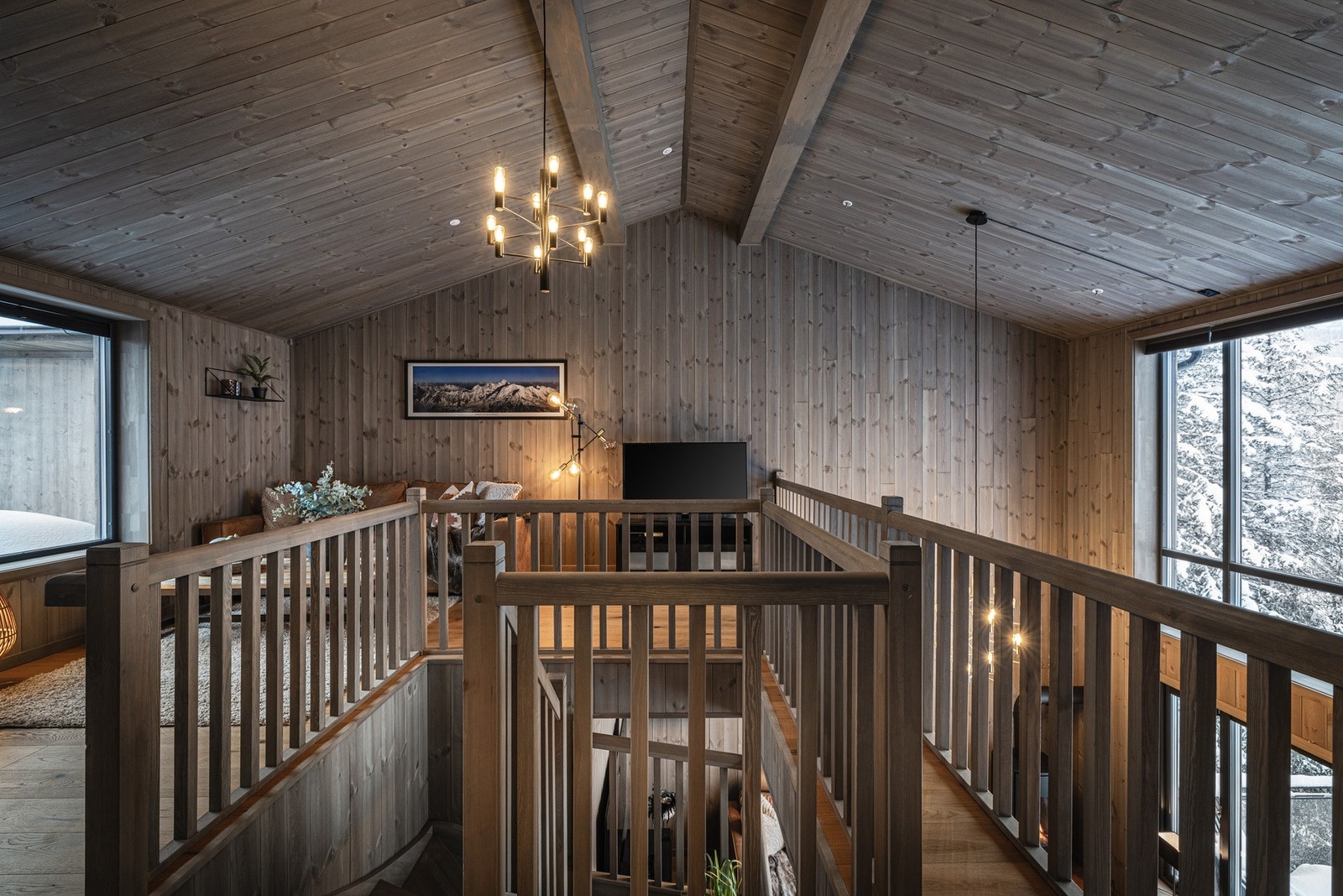 I den øverste etasjen er det utsikt både mot sør og nord. Lys og deilig stue nr 2. Galleribilde