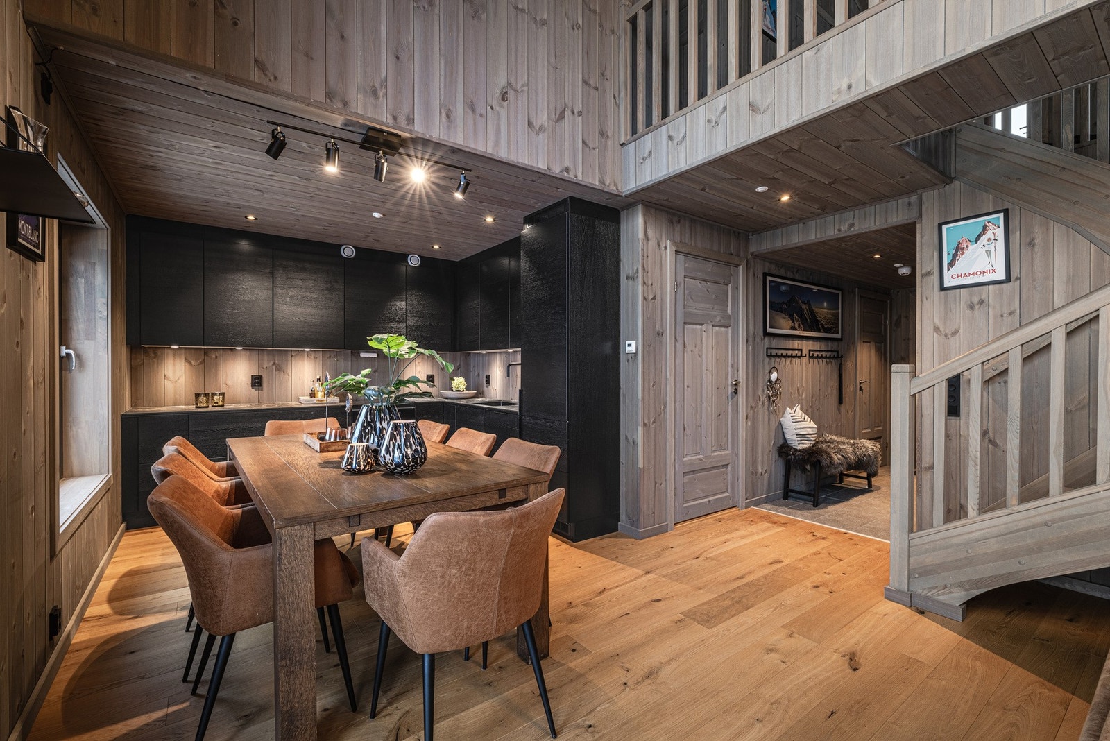 Åpen, stor stue mot kjøkken og galleri. Galleribilde