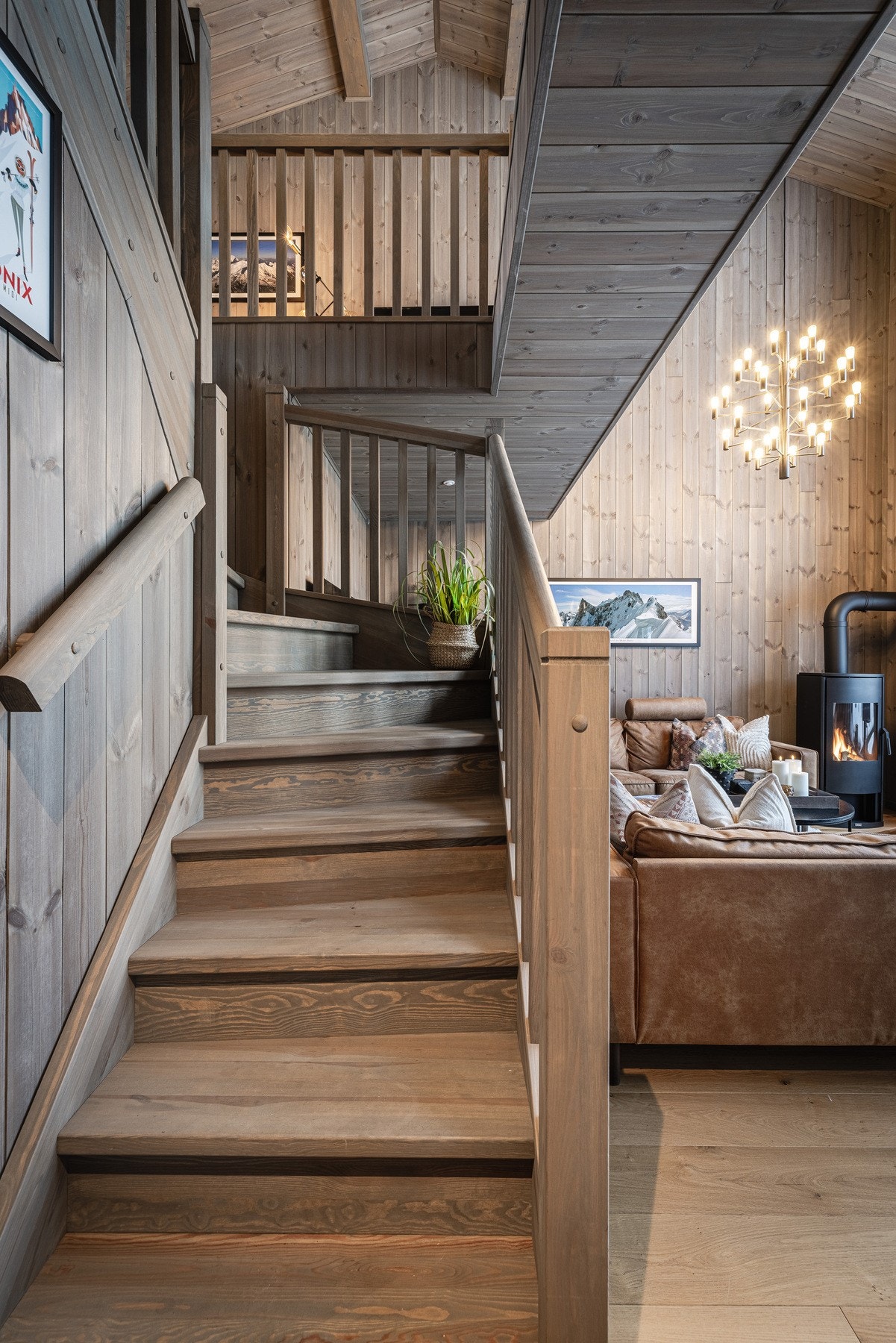 Pent, åpent trappeløp til 2. etasje. Galleribilde