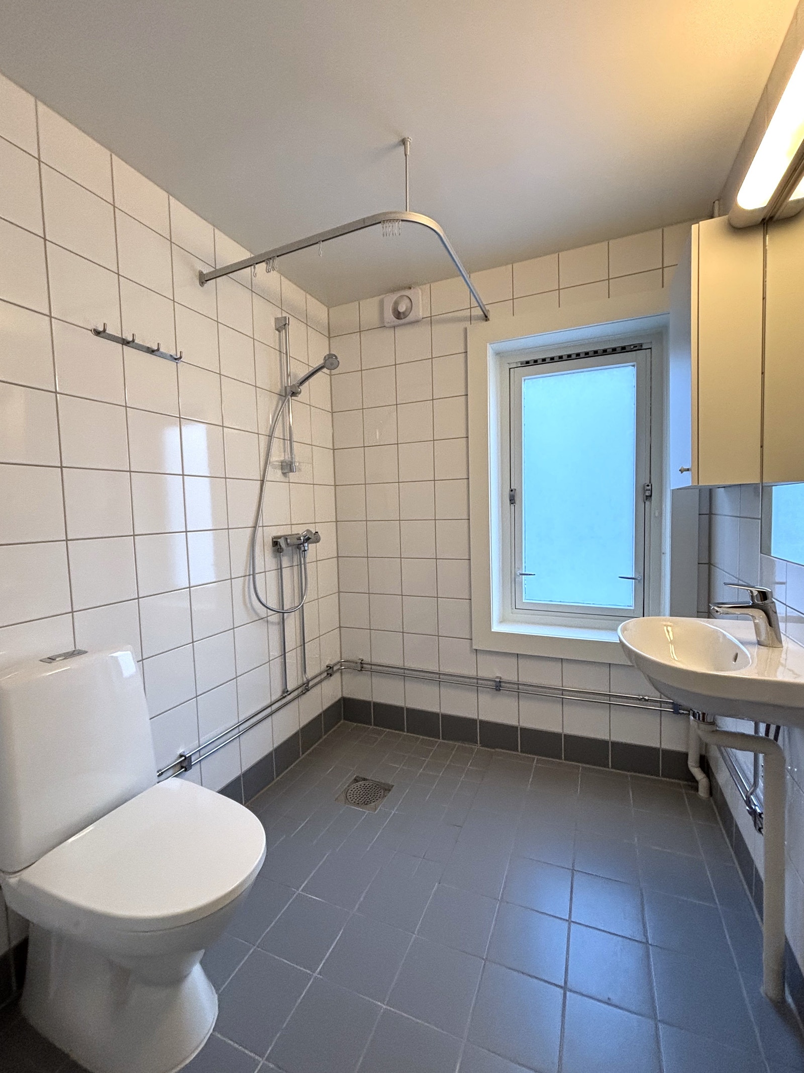 Nyoppusset bad med varmekabler dusj og opplegg for vaskemaskin. Galleribilde